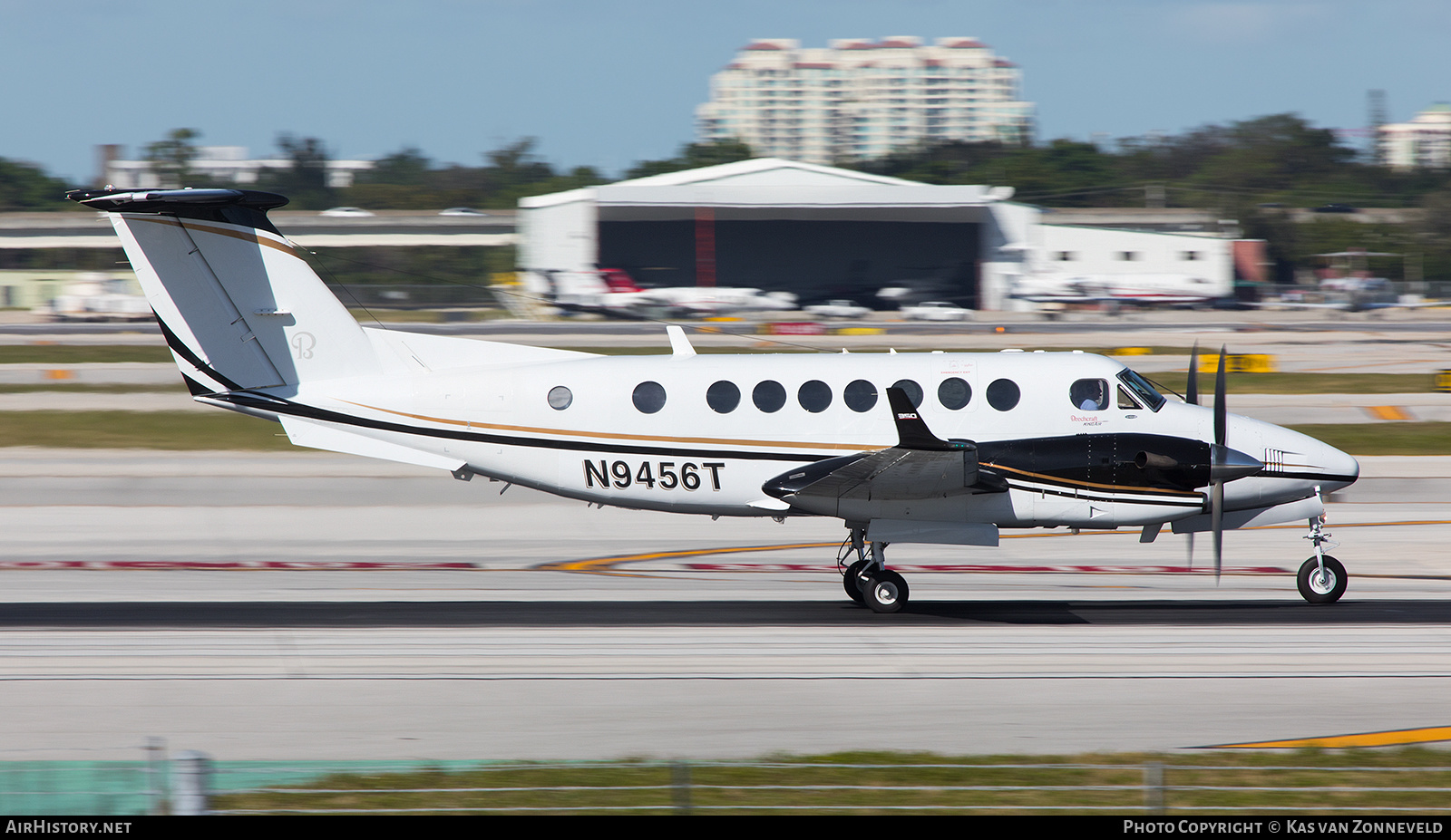 Aircraft Photo of N9456T | Beech Super King Air 350C (B300C) | AirHistory.net #274584