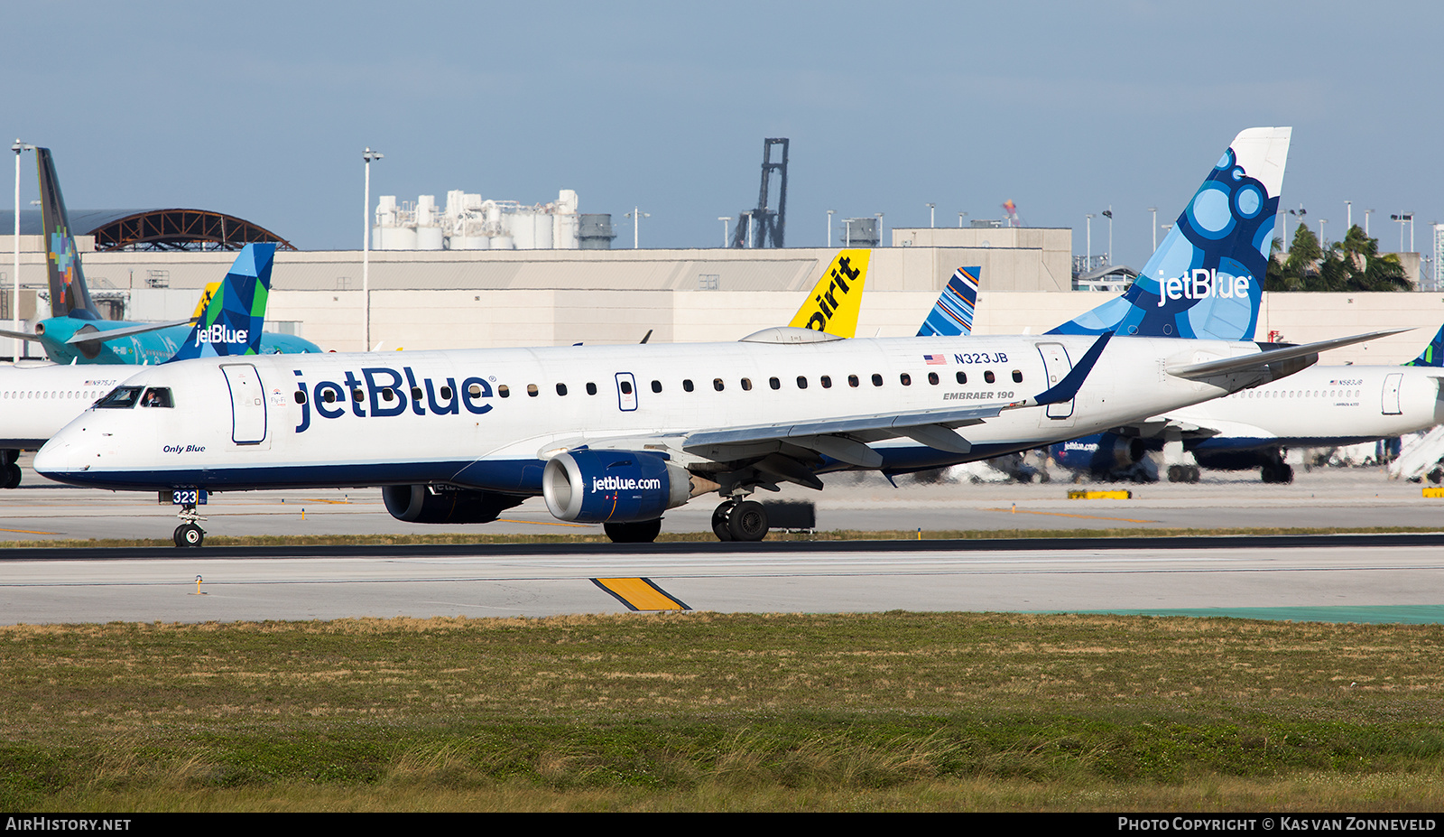 Aircraft Photo of N323JB | Embraer 190AR (ERJ-190-100IGW) | JetBlue Airways | AirHistory.net #275574