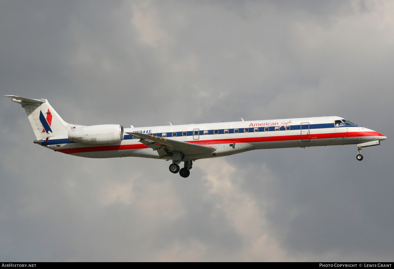 Aircraft Photo of N694AE | Embraer ERJ-145LR (EMB-145LR) | American Eagle | AirHistory.net #275602