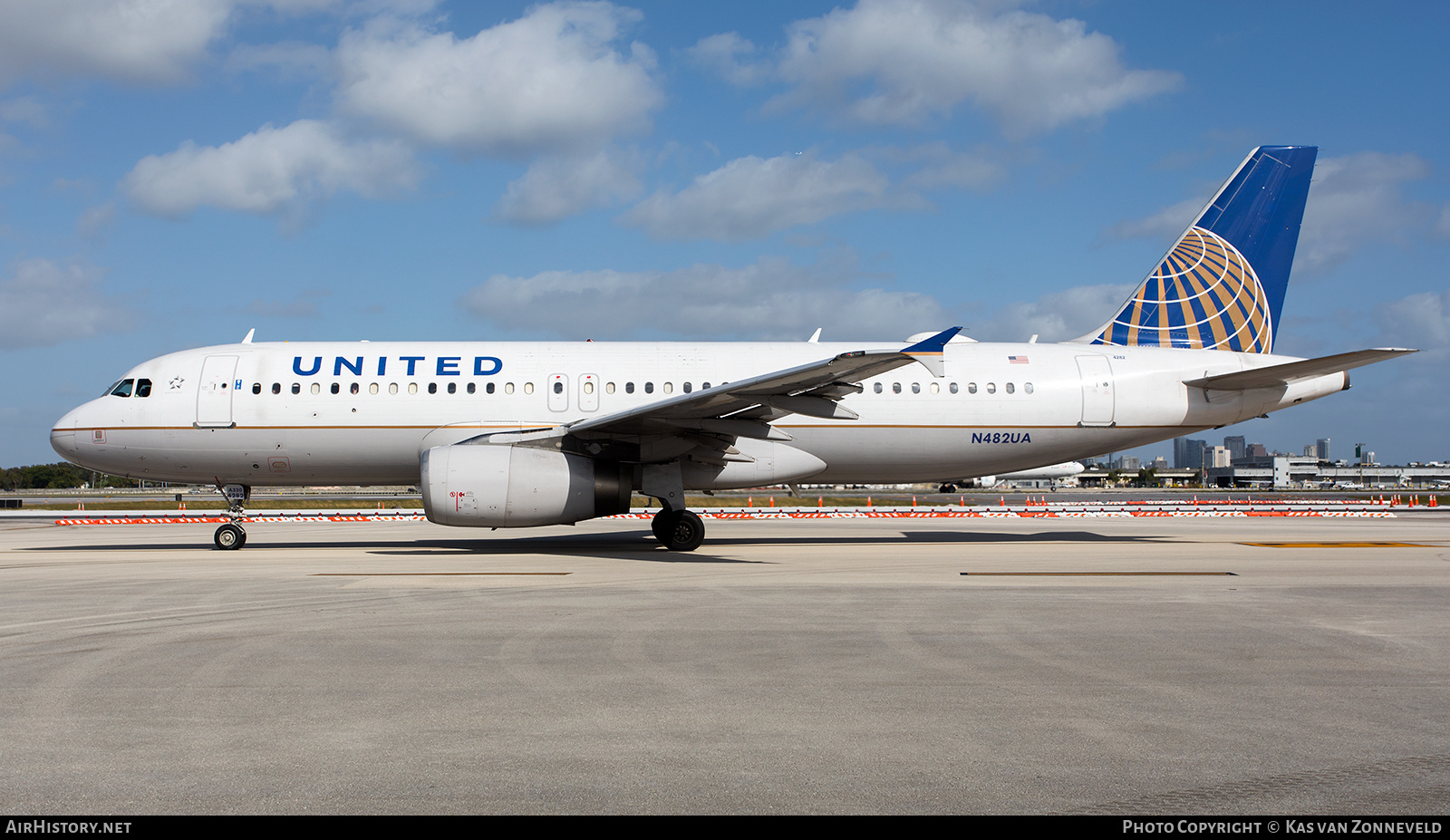 Aircraft Photo of N482UA | Airbus A320-232 | United Airlines | AirHistory.net #277170