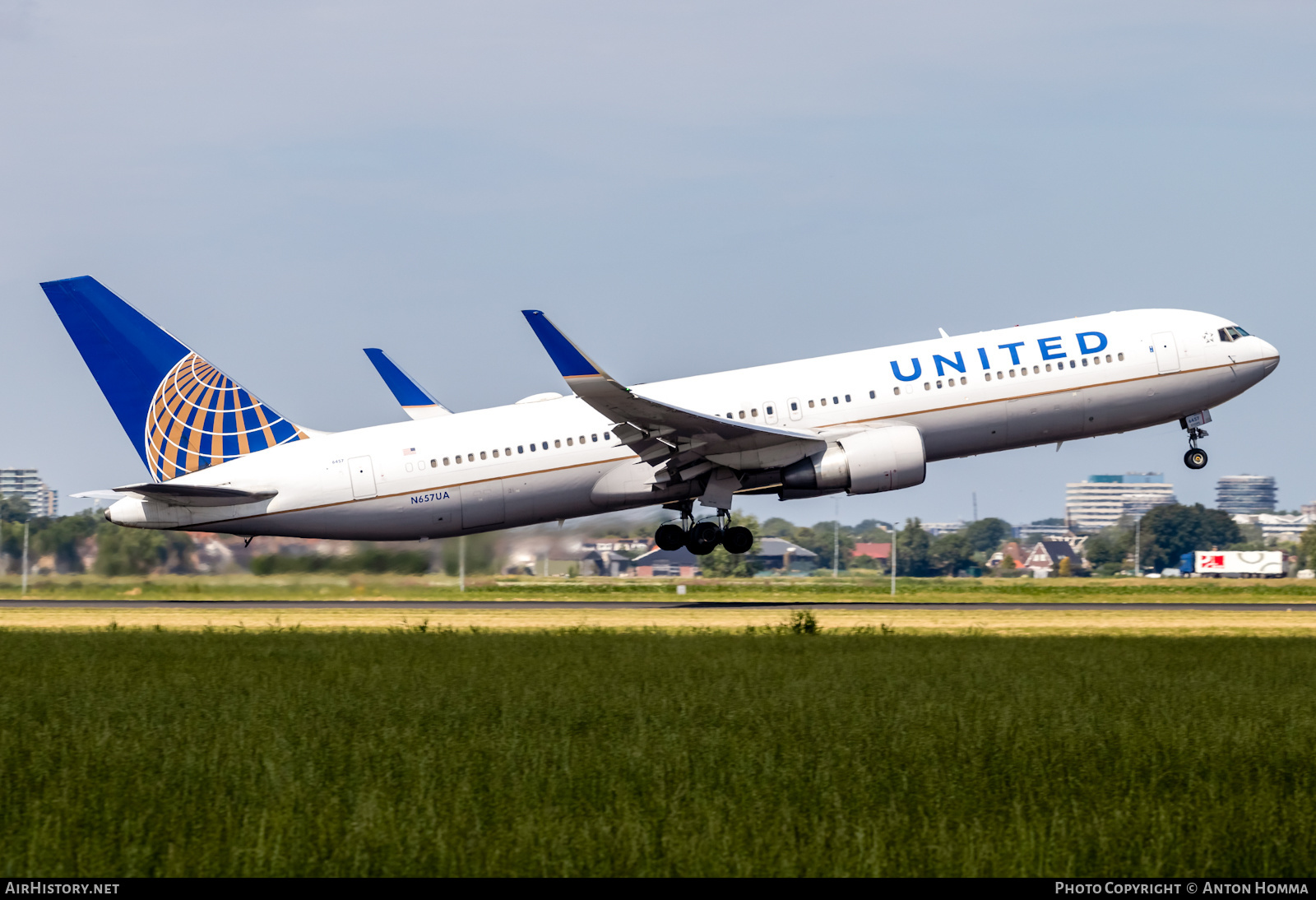 Aircraft Photo of N657UA | Boeing 767-322/ER | United Airlines | AirHistory.net #279509