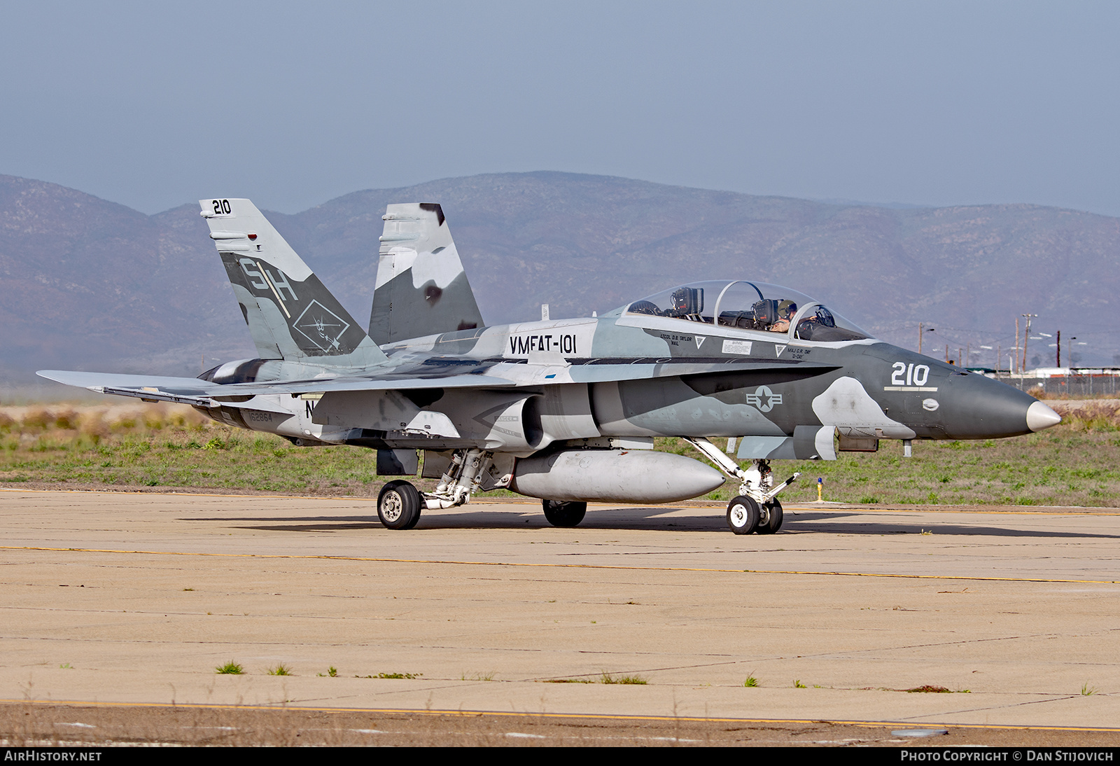 Aircraft Photo of 162864 | McDonnell Douglas F/A-18B Hornet | USA - Marines | AirHistory.net #280787