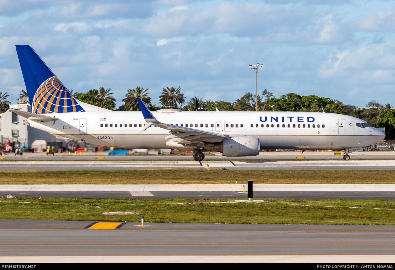Aircraft Photo of N35204 | Boeing 737-824 | United Airlines | AirHistory.net #281621