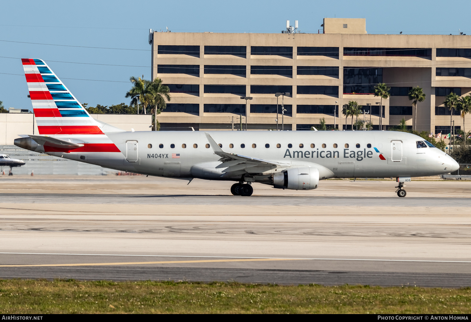 Aircraft Photo of N404YX | Embraer 175LR (ERJ-170-200LR) | American Eagle | AirHistory.net #281714