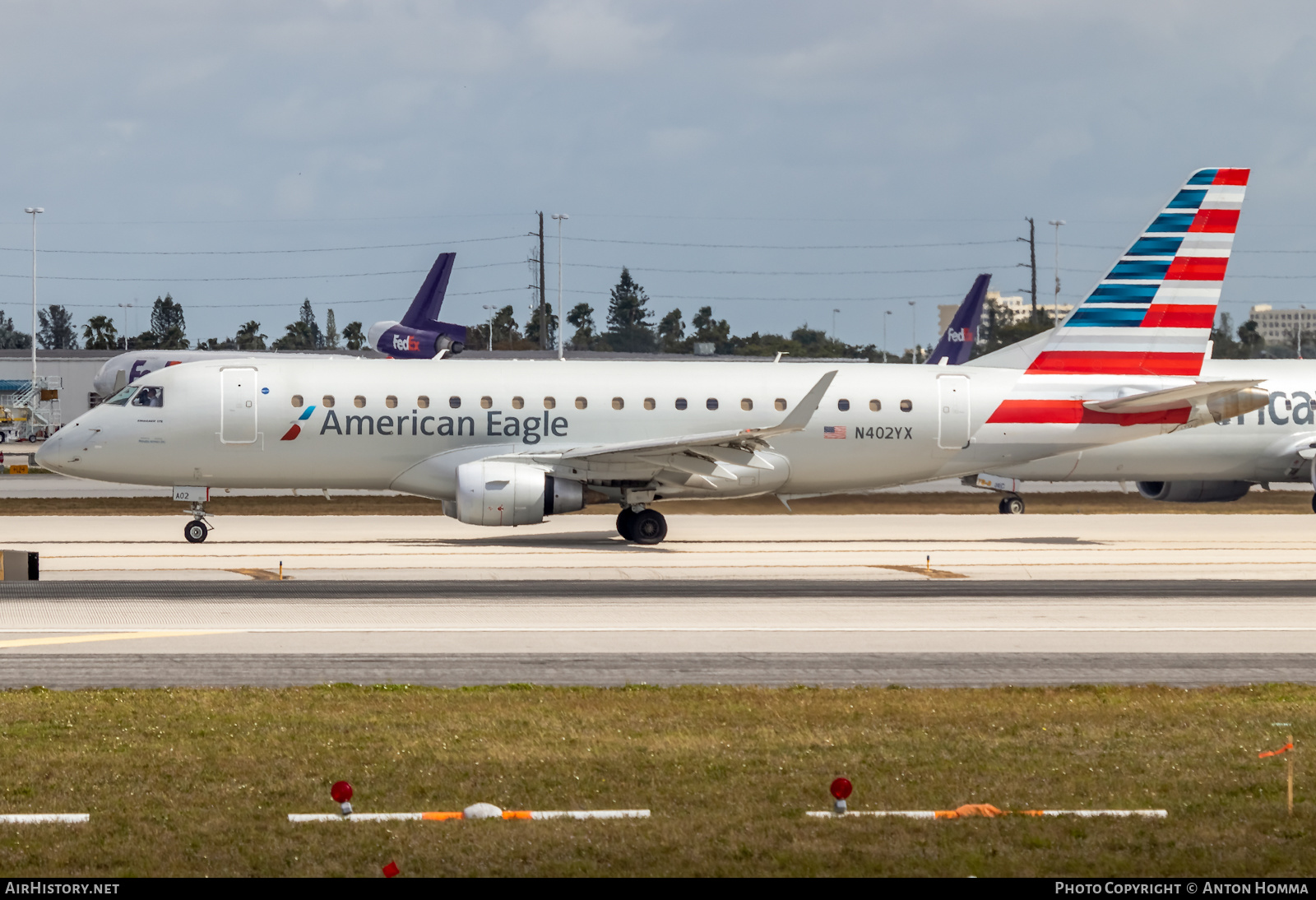 Aircraft Photo of N402YX | Embraer 175LR (ERJ-170-200LR) | American Eagle | AirHistory.net #282010