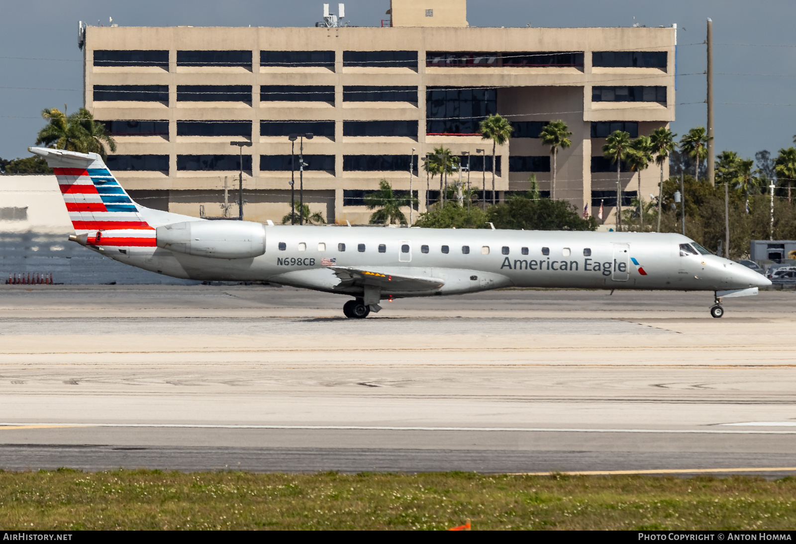 Aircraft Photo of N698CB | Embraer ERJ-145LR (EMB-145LR) | American Eagle | AirHistory.net #282013