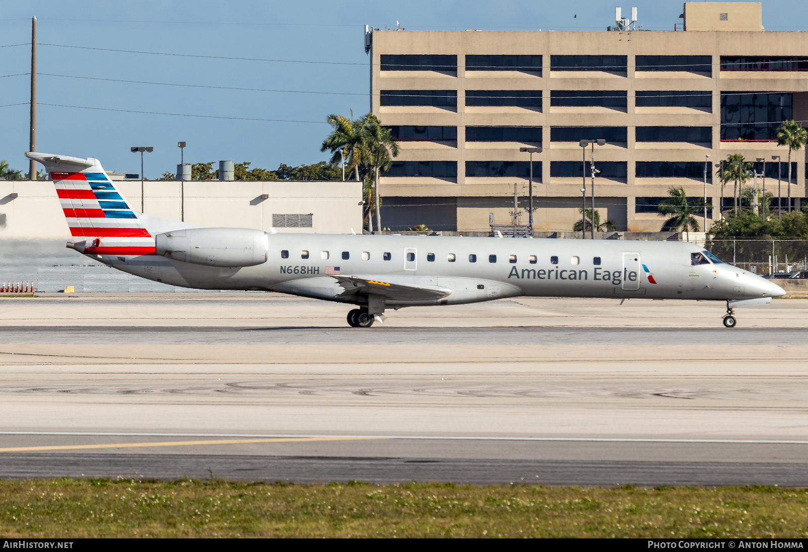 Aircraft Photo of N668HH | Embraer ERJ-145LR (EMB-145LR) | American Eagle | AirHistory.net #282014