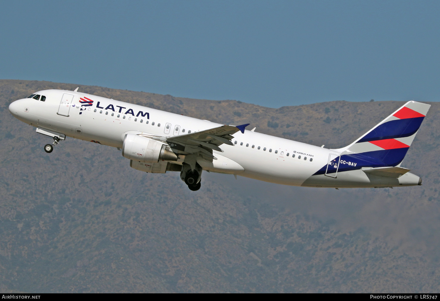 Aircraft Photo of CC-BAV | Airbus A320-214 | LATAM Airlines | AirHistory.net #283121