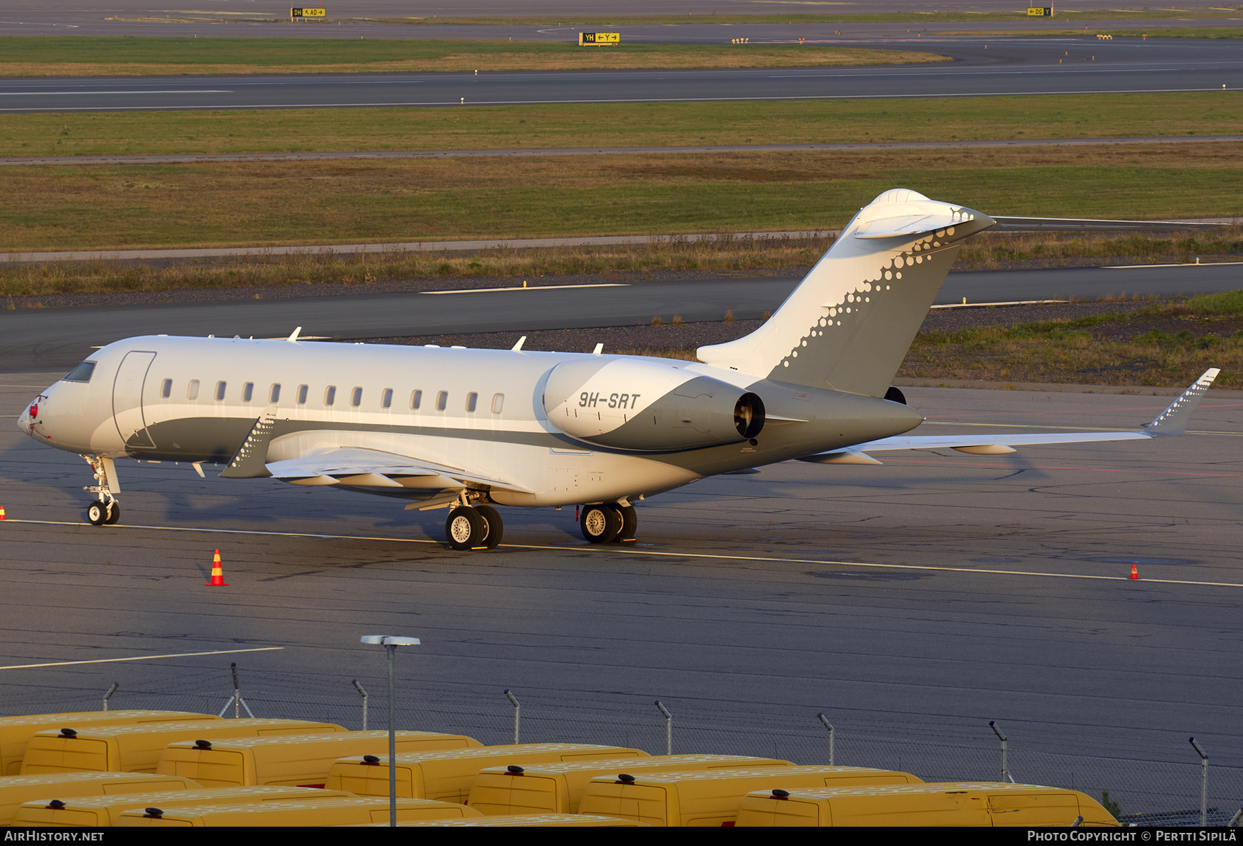 Aircraft Photo of 9H-SRT | Bombardier Global Express (BD-700-1A10) | AirHistory.net #284080