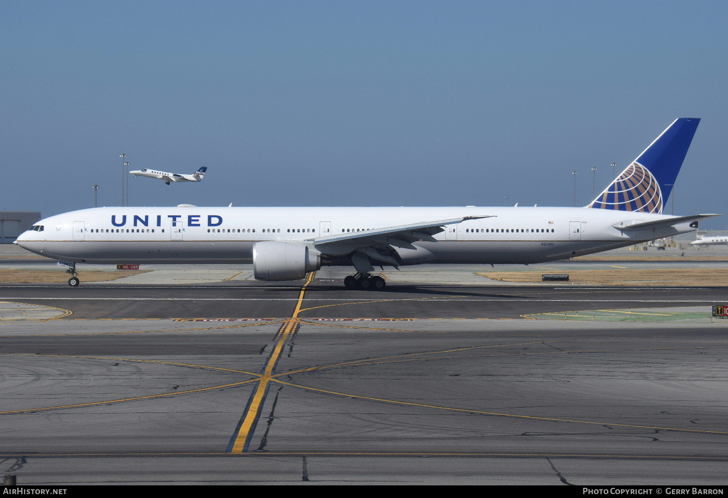 Aircraft Photo of N2138U | Boeing 777-300/ER | United Airlines | AirHistory.net #284144