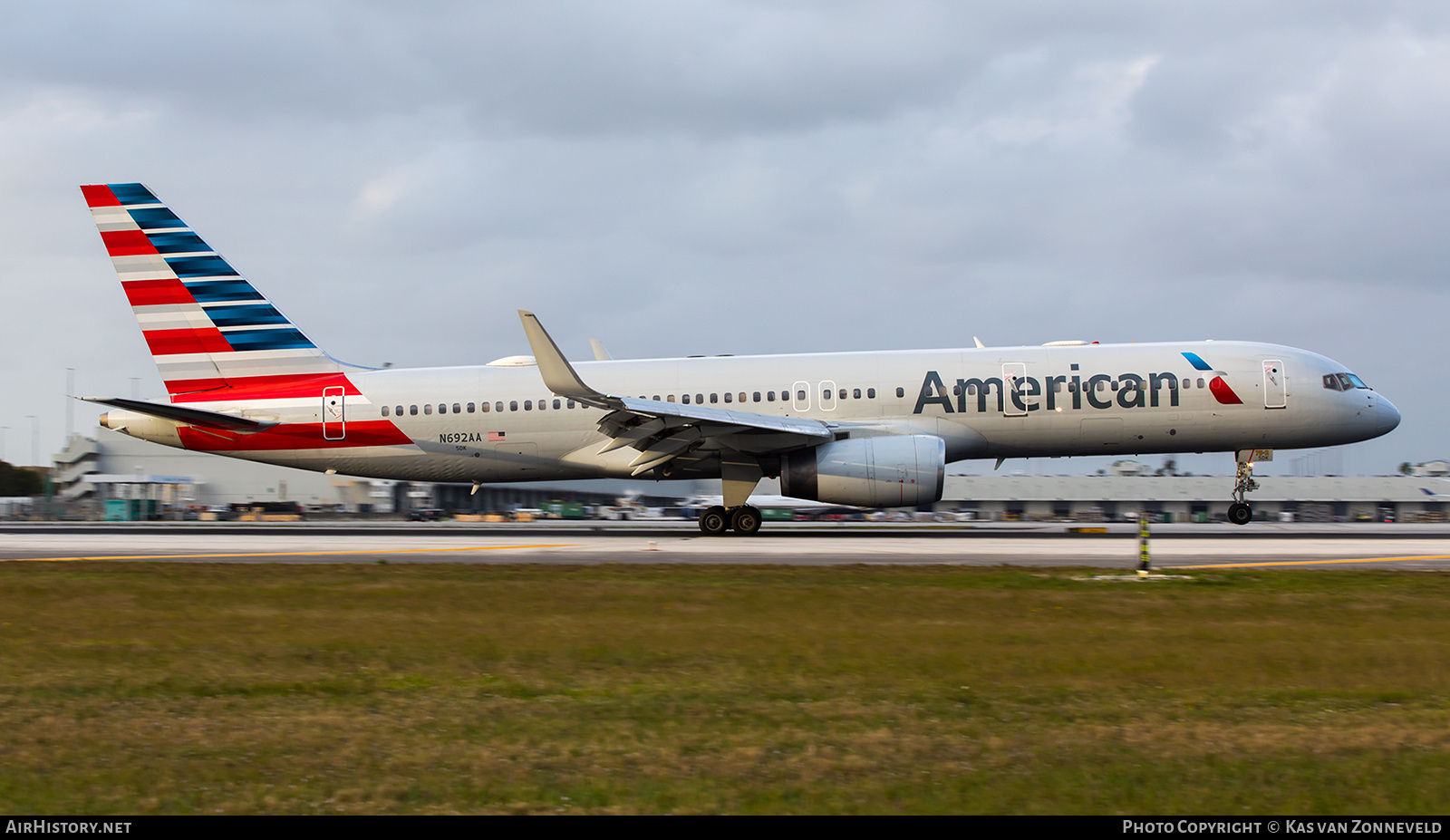 Aircraft Photo of N692AA | Boeing 757-223 | American Airlines | AirHistory.net #284313