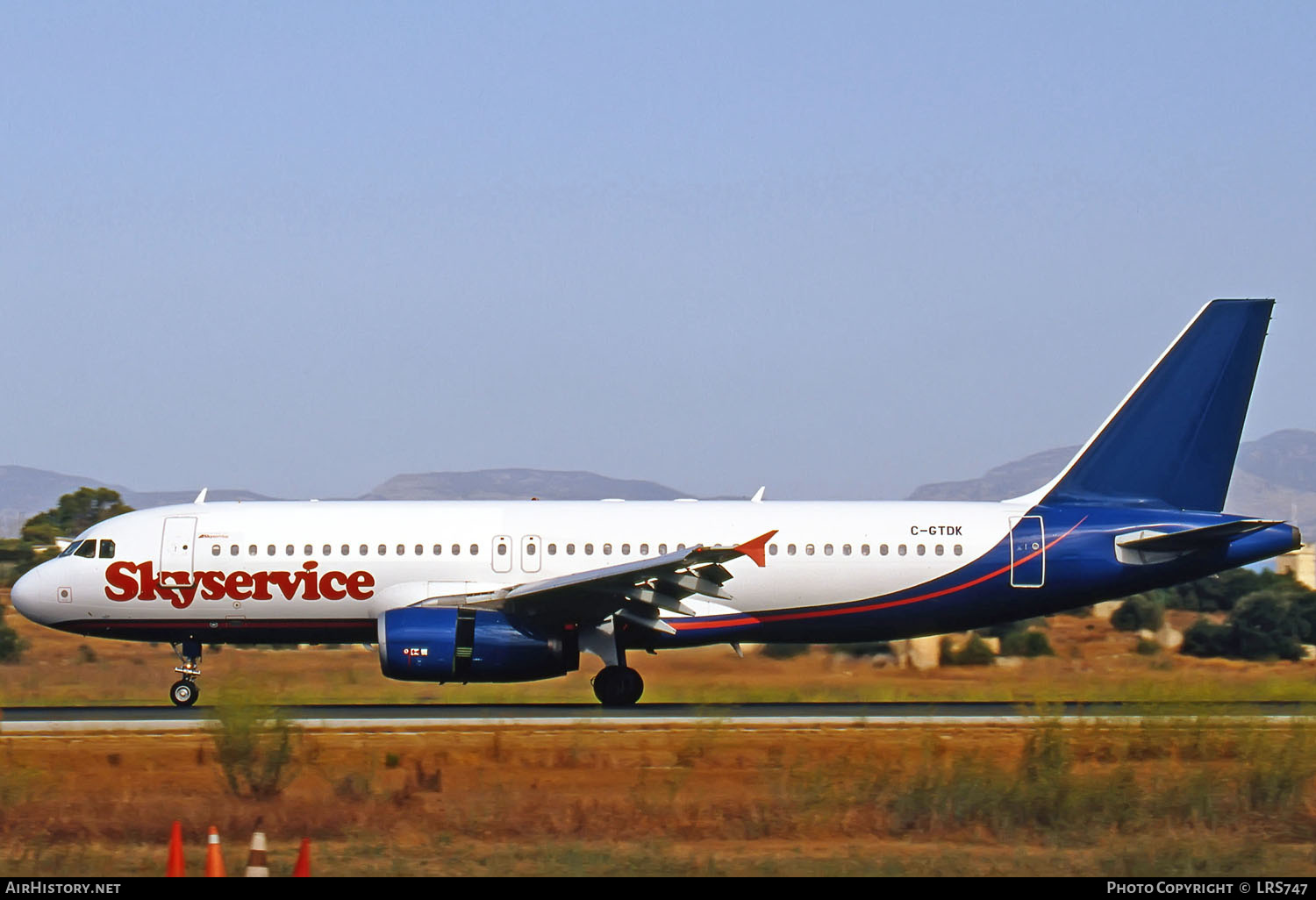 Aircraft Photo of C-GTDK | Airbus A320-231 | Skyservice Airlines | AirHistory.net #286415
