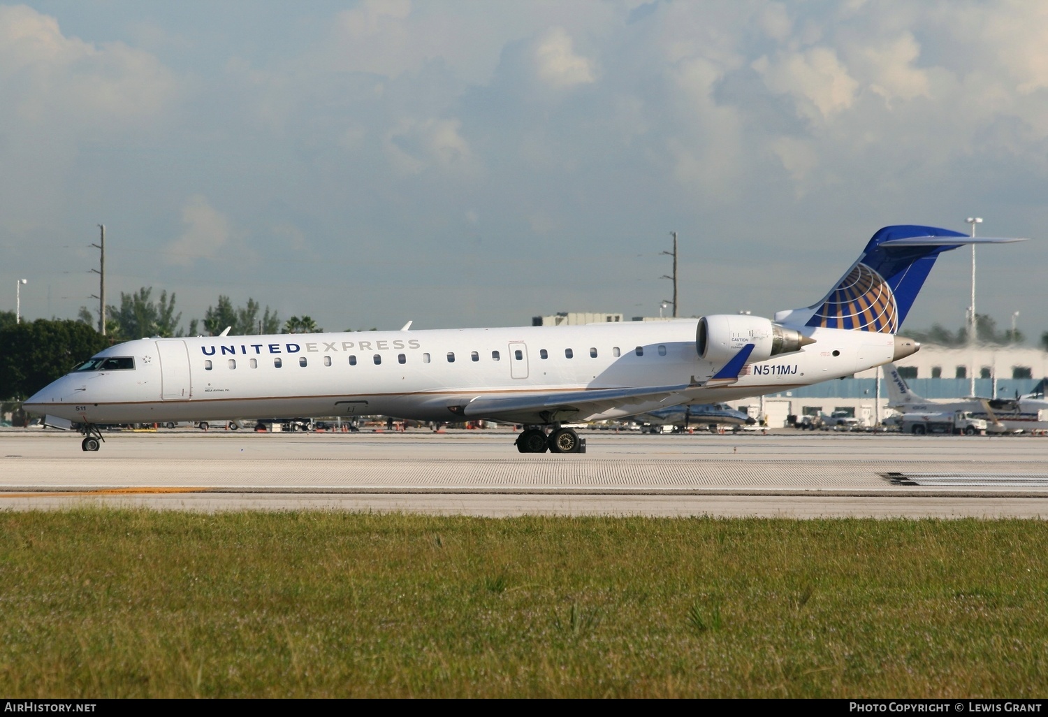 Aircraft Photo of N511MJ | Bombardier CRJ-701ER (CL-600-2C10) | United Express | AirHistory.net #286956