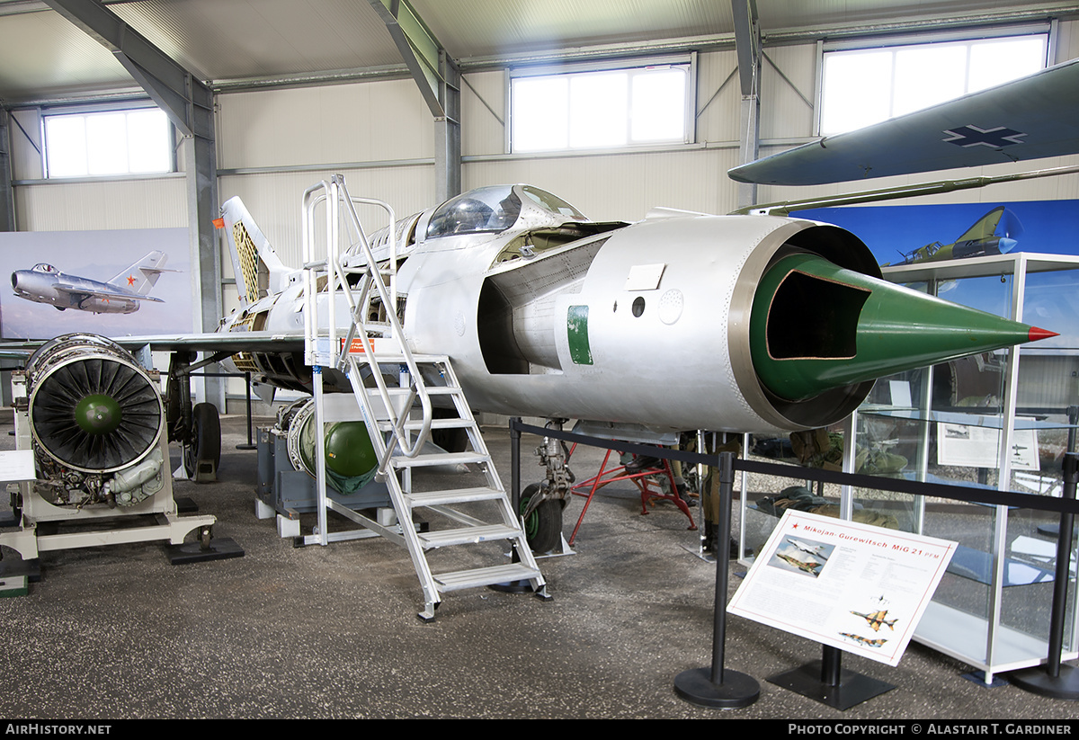 Aircraft Photo of 950 | Mikoyan-Gurevich MiG-21PF | East Germany - Air Force | AirHistory.net #287088