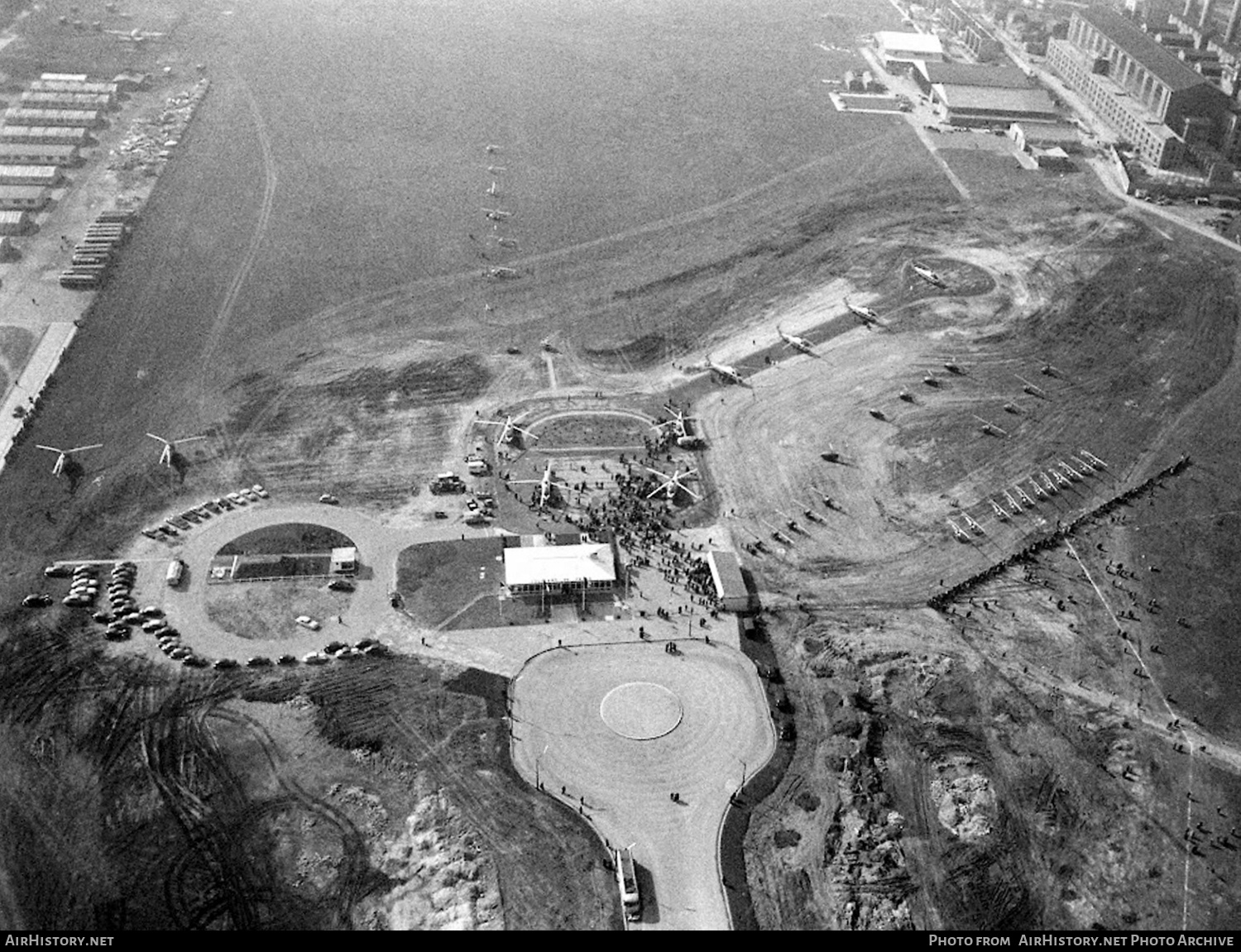 Airport photo of Paris - Issy-les-Moulineaux Heliport (LFPI / JDP) in France | AirHistory.net #289711