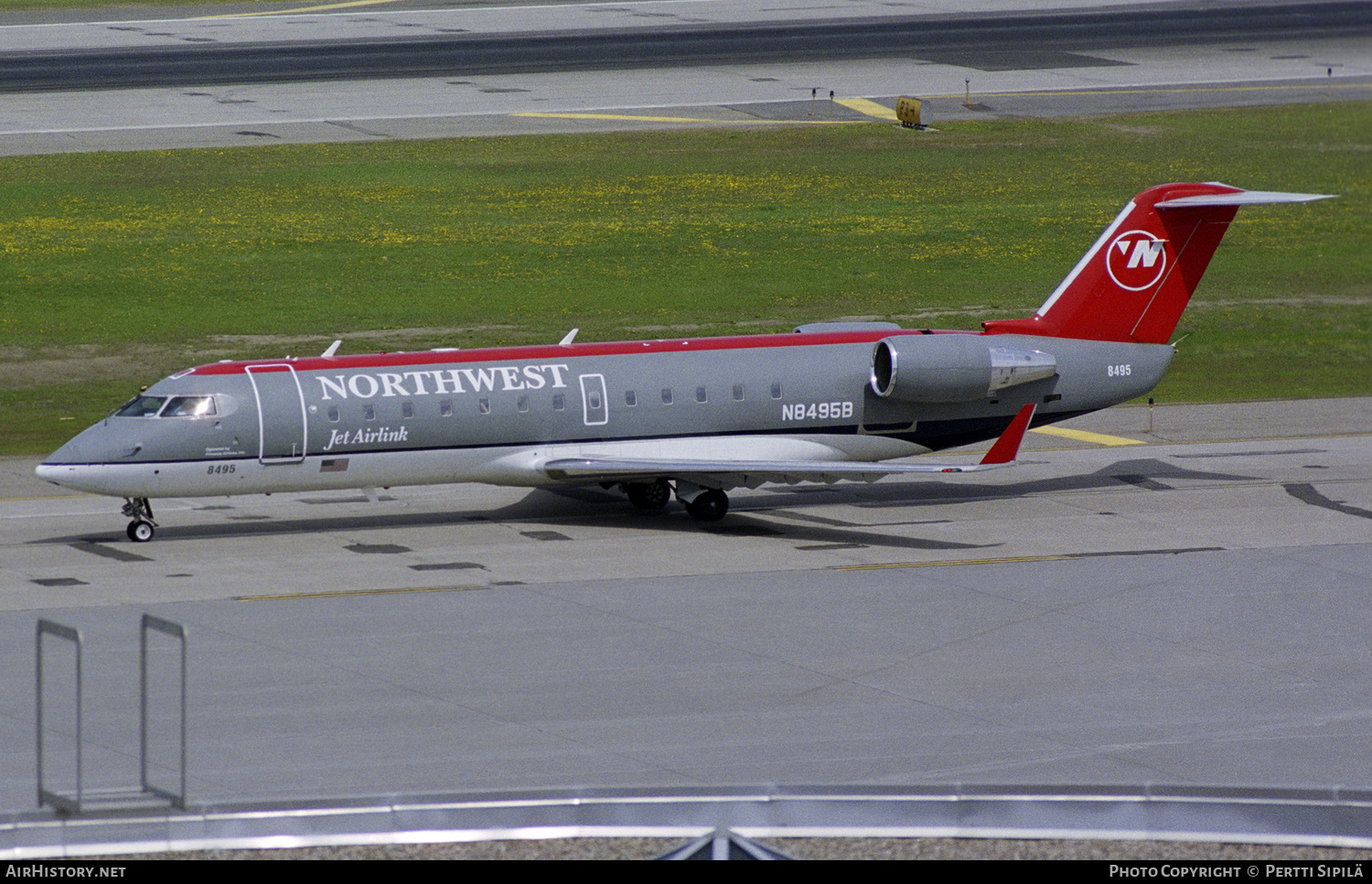 Aircraft Photo of N8495B | Bombardier CRJ-200LR (CL-600-2B19) | Northwest Jet Airlink | AirHistory.net #290936