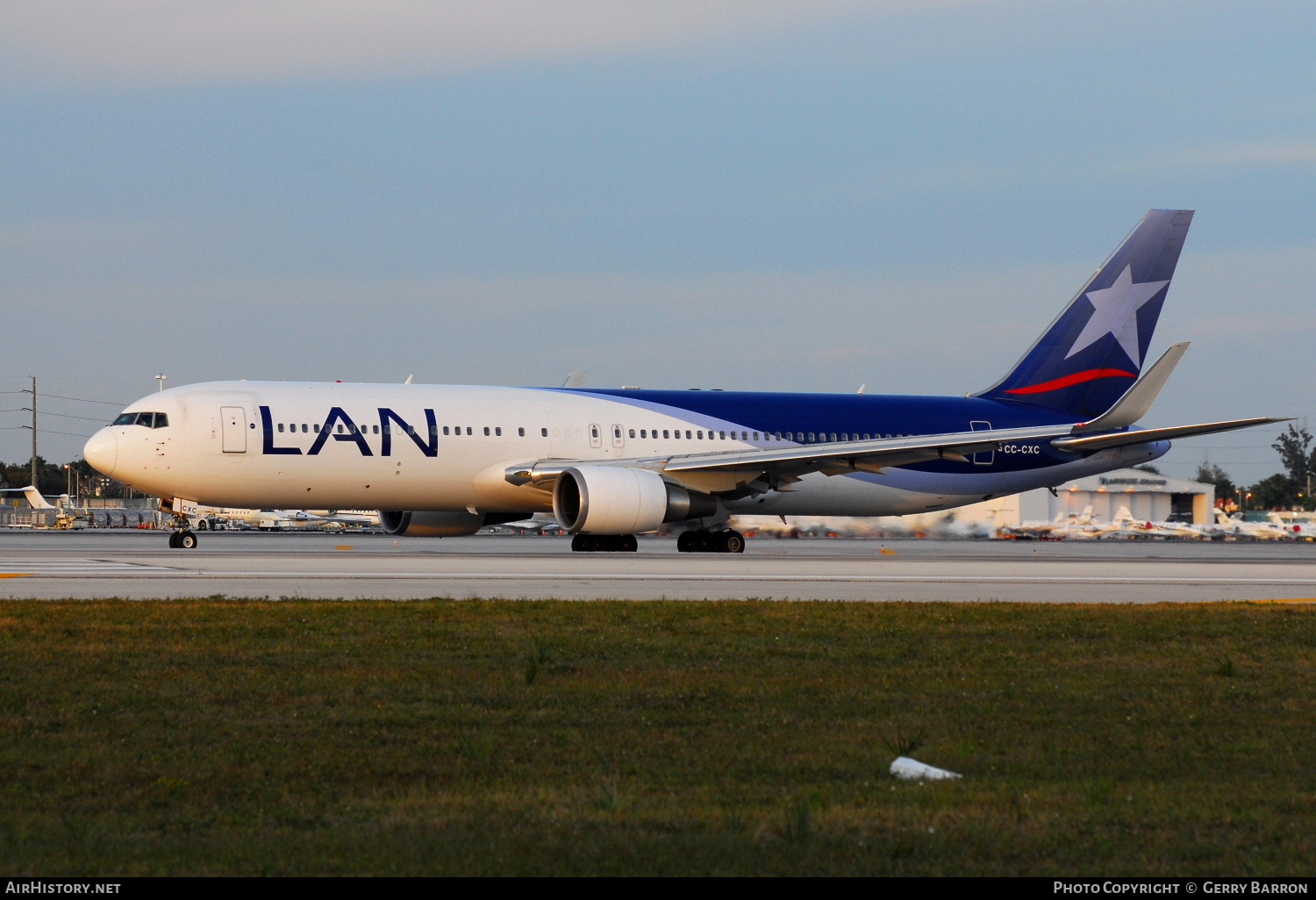 Aircraft Photo of CC-CXC | Boeing 767-316/ER | LAN Airlines - Línea Aérea Nacional | AirHistory.net #296656