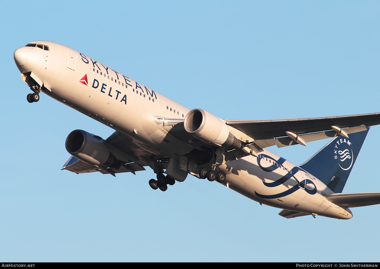 Aircraft Photo of N175DZ | Boeing 767-332/ER | Delta Air Lines | AirHistory.net #296752
