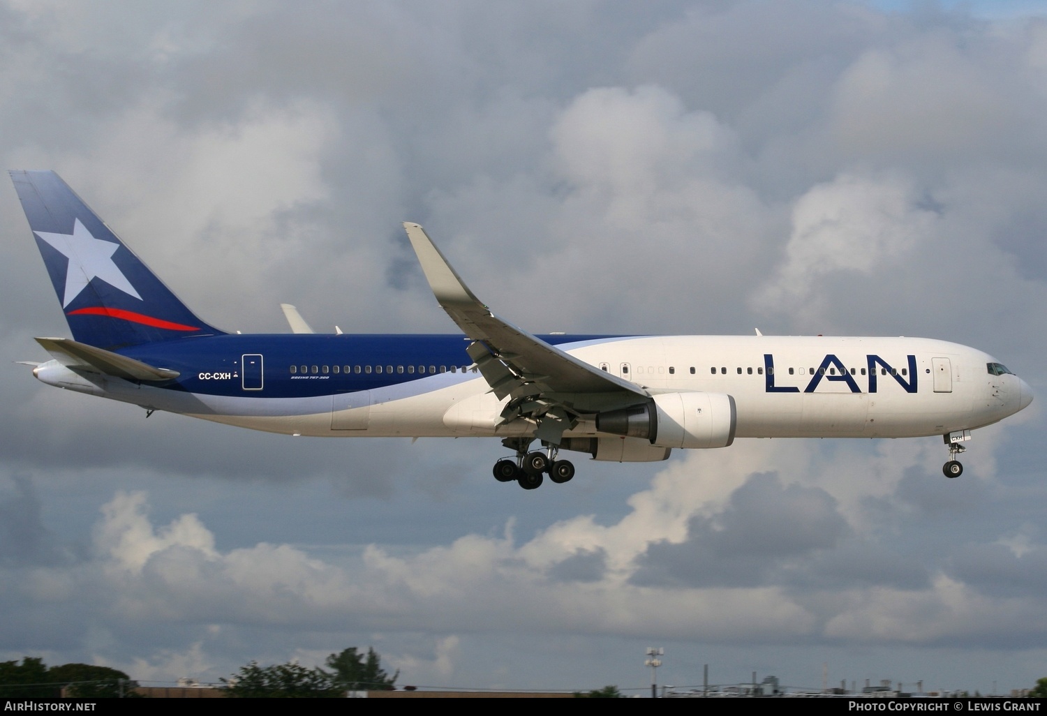 Aircraft Photo of CC-CXH | Boeing 767-316/ER | LAN Airlines - Línea Aérea Nacional | AirHistory.net #297640