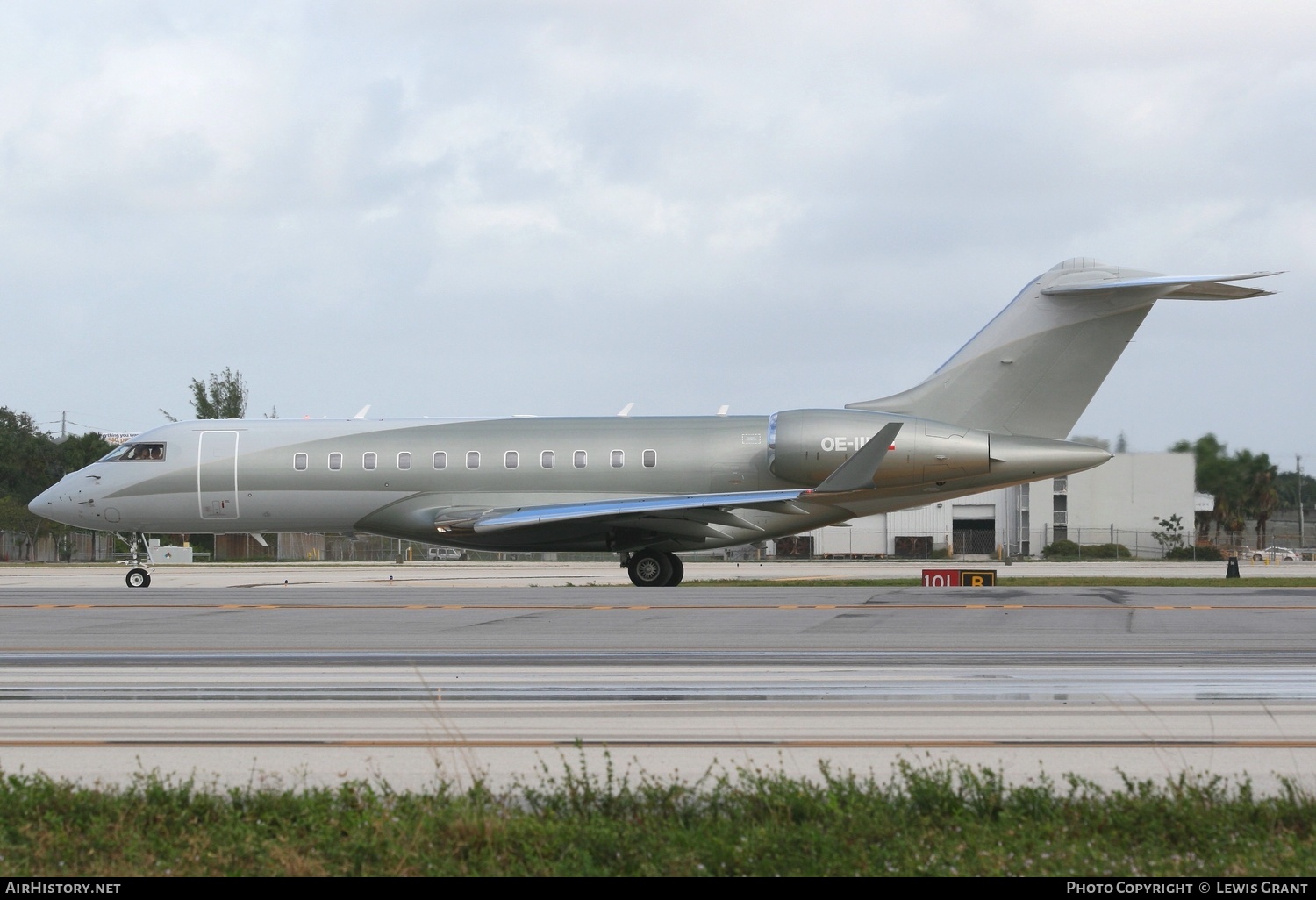 Aircraft Photo of OE-III | Bombardier Global 5000 (BD-700-1A11) | AirHistory.net #298427