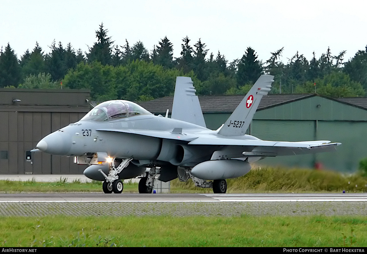 Aircraft Photo of J-5237 | McDonnell Douglas F/A-18D Hornet | Switzerland - Air Force | AirHistory.net #299921