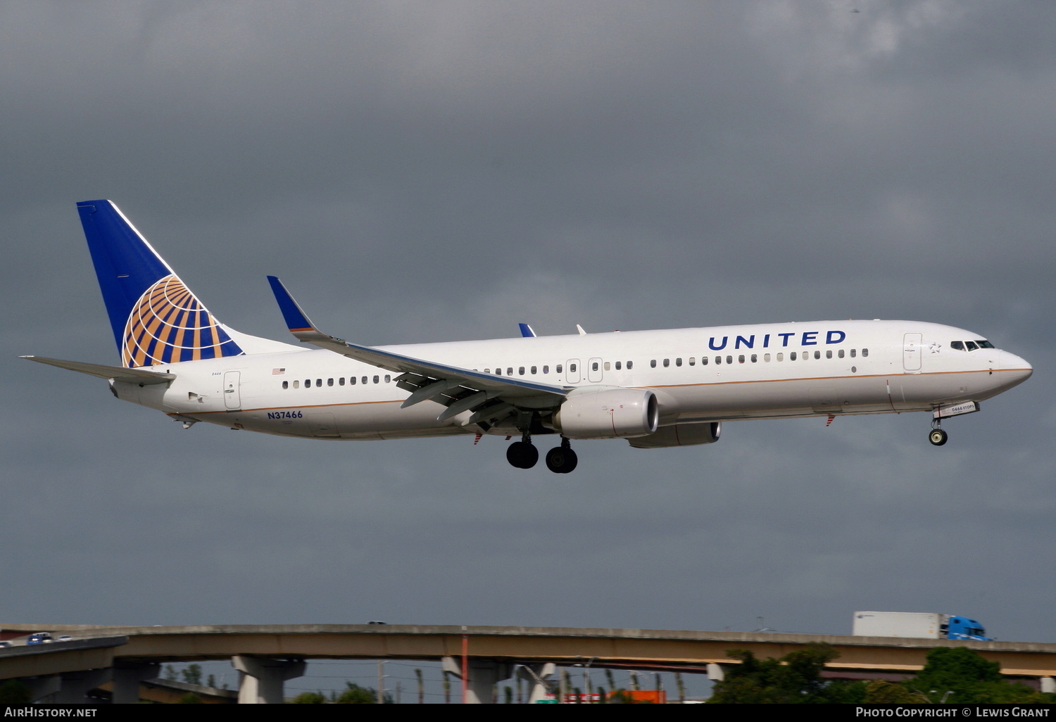 Aircraft Photo of N37466 | Boeing 737-924/ER | United Airlines | AirHistory.net #300266