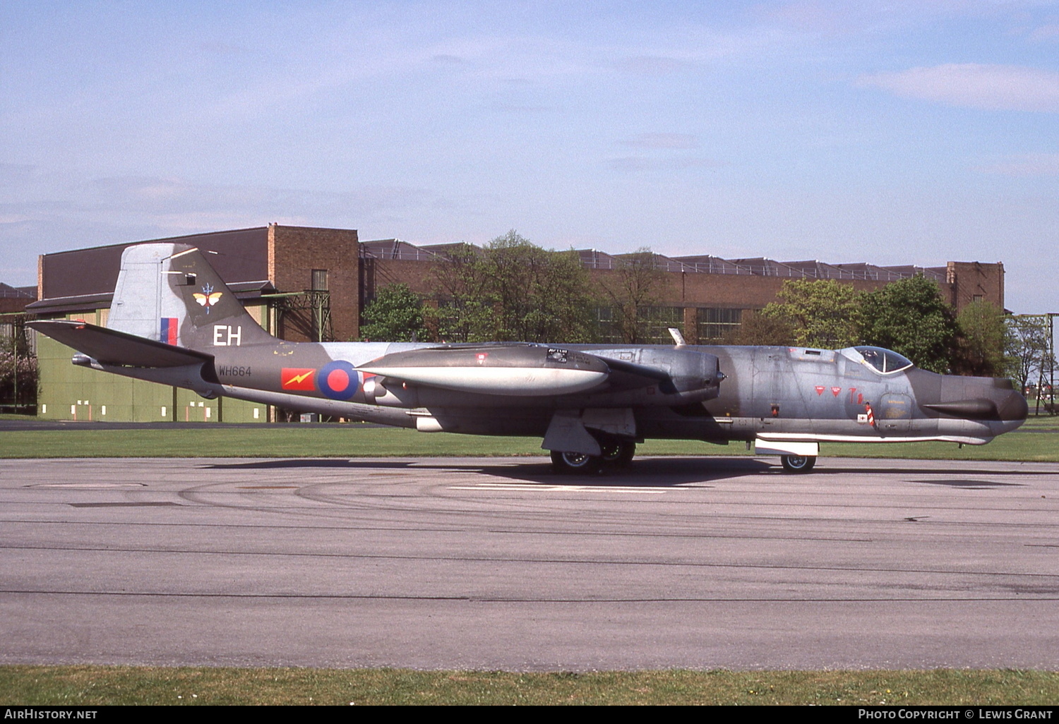 Aircraft Photo of WH664 | English Electric Canberra T17 | UK - Air Force | AirHistory.net #300822