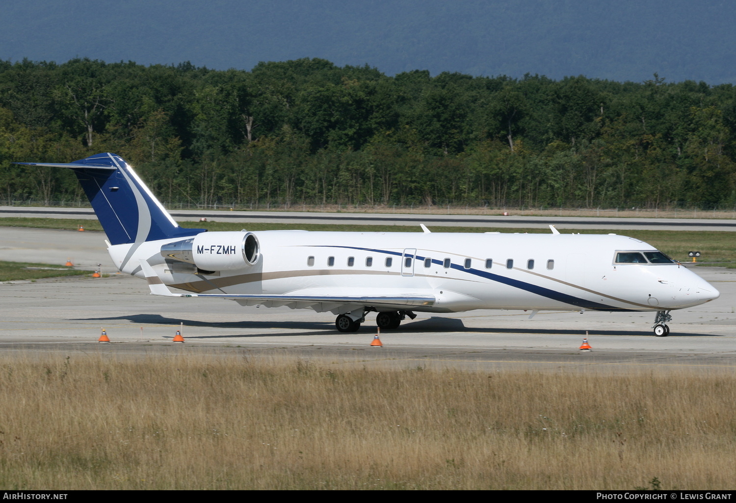 Aircraft Photo of M-FZMH | Bombardier Challenger 850 (CRJ-200SE/CL-600-2B19) | AirHistory.net #301893