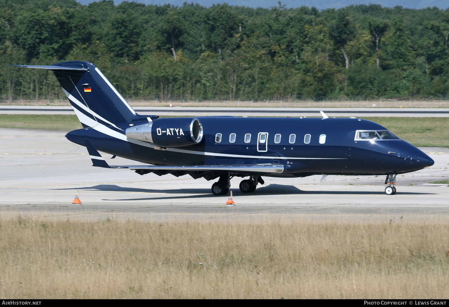 Aircraft Photo of D-ATYA | Bombardier Challenger 605 (CL-600-2B16) | AirHistory.net #301902