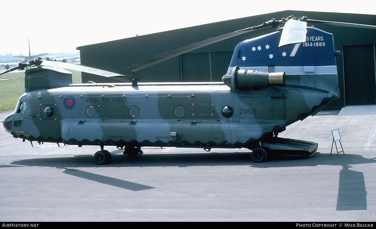 Aircraft Photo of ZA671 | Boeing Vertol Chinook HC1B (352) | UK - Air Force | AirHistory.net #302137