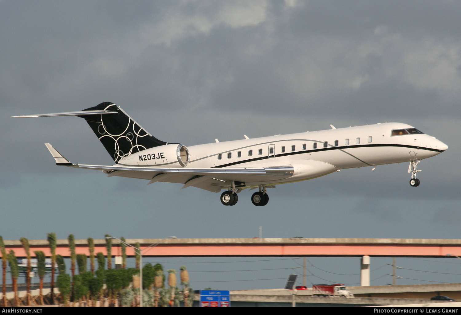 Aircraft Photo of N203JE | Bombardier Global 6000 (BD-700-1A10) | AirHistory.net #302167