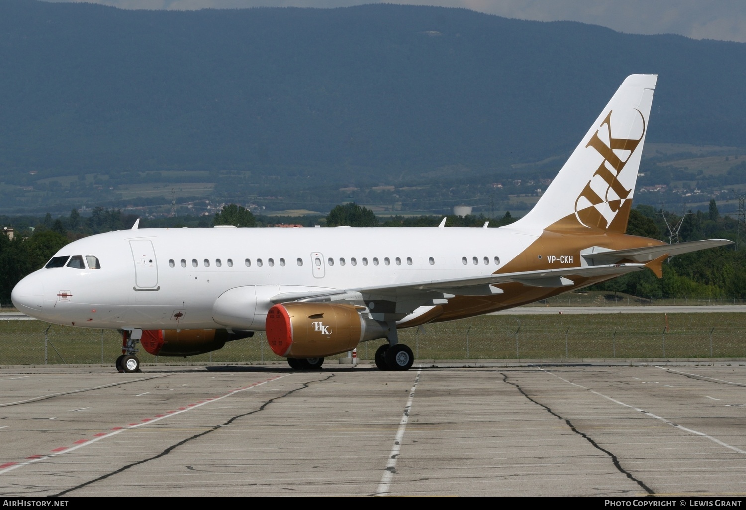 Aircraft Photo of VP-CKH | Airbus ACJ318 (A318-112/CJ) | AirHistory.net #302254
