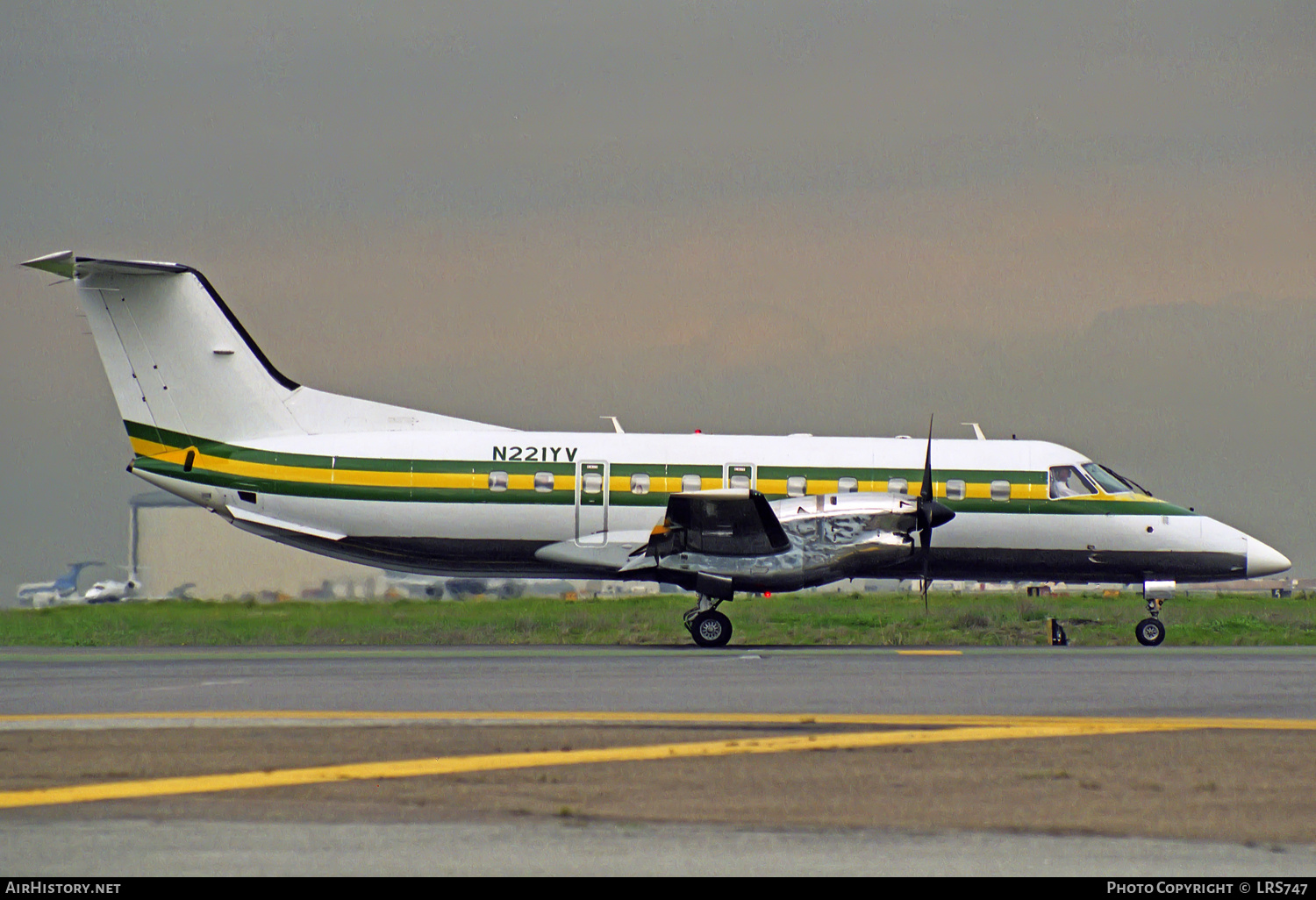 Aircraft Photo of N221YV | Embraer EMB-120RT Brasilia | Mesa Airlines | AirHistory.net #303830