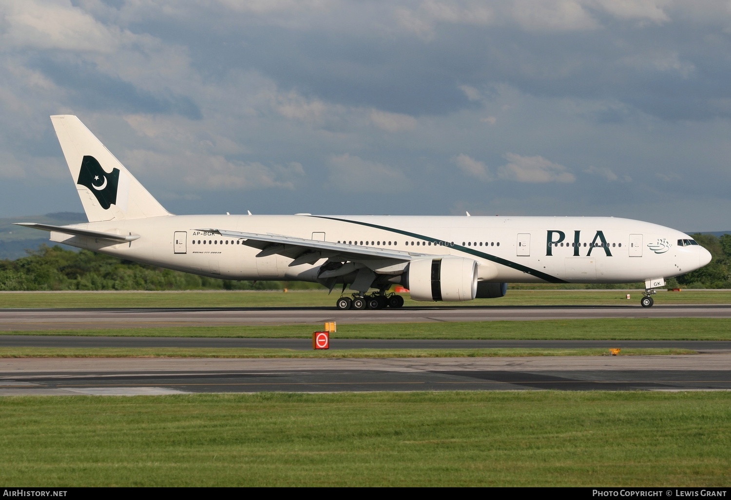 Aircraft Photo of AP-BGK | Boeing 777-240/ER | Pakistan International Airlines - PIA | AirHistory.net #303935