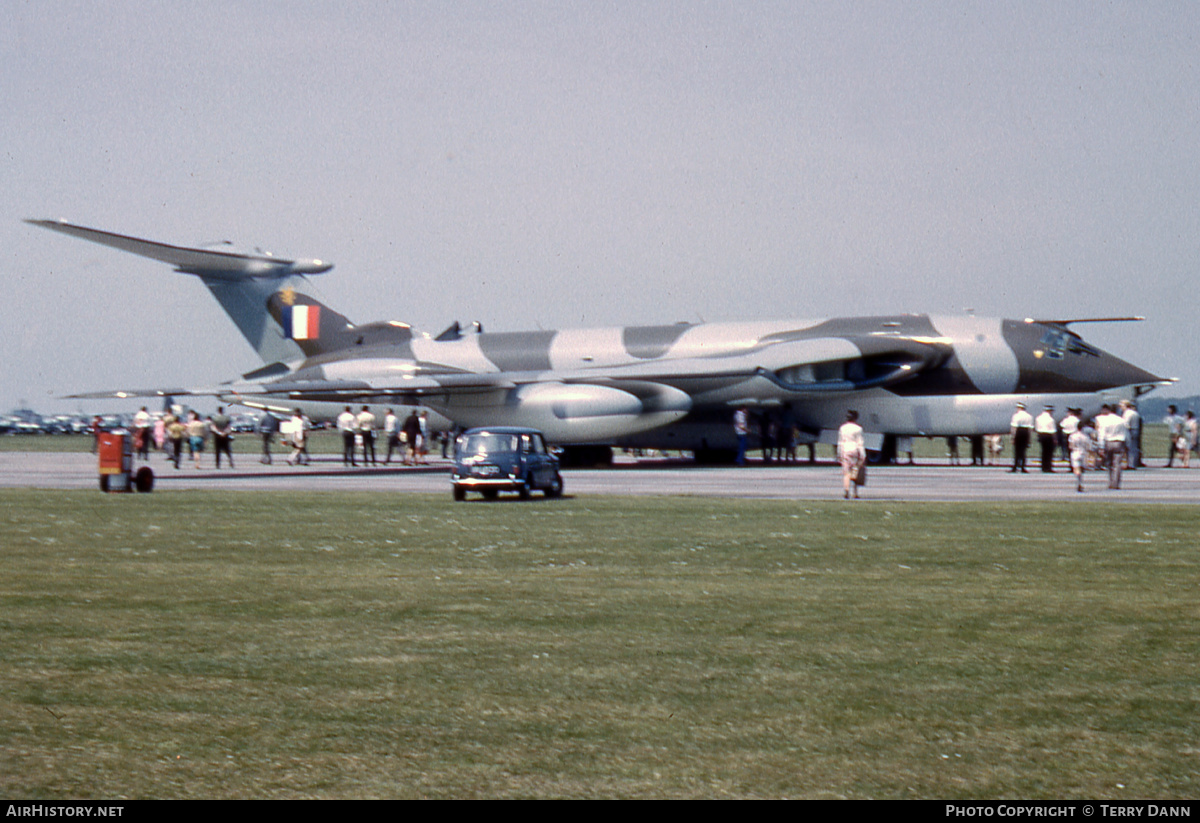 Aircraft Photo of XM717 | Handley Page HP-80 Victor B2 | UK - Air Force | AirHistory.net #305550