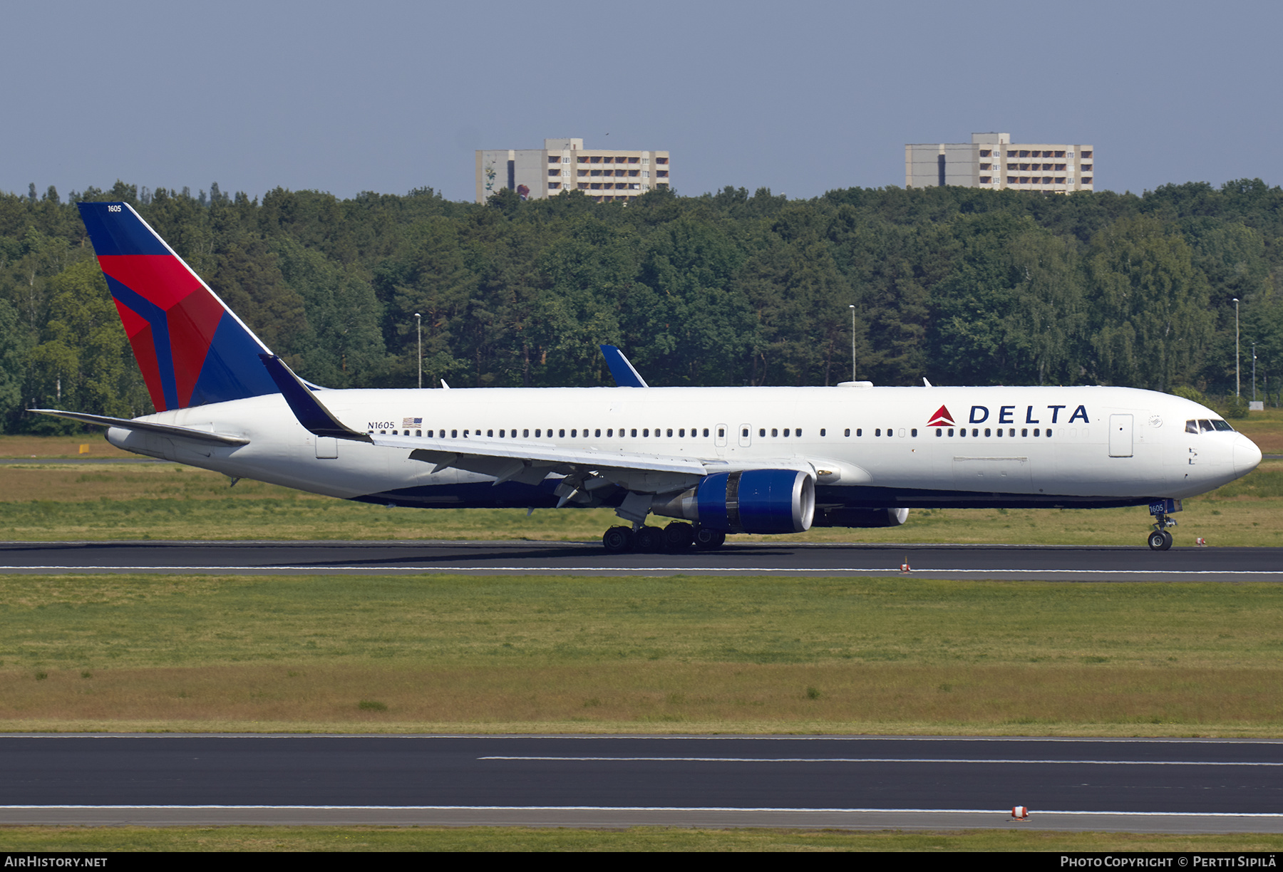 Aircraft Photo of N1605 | Boeing 767-332/ER | Delta Air Lines | AirHistory.net #305605
