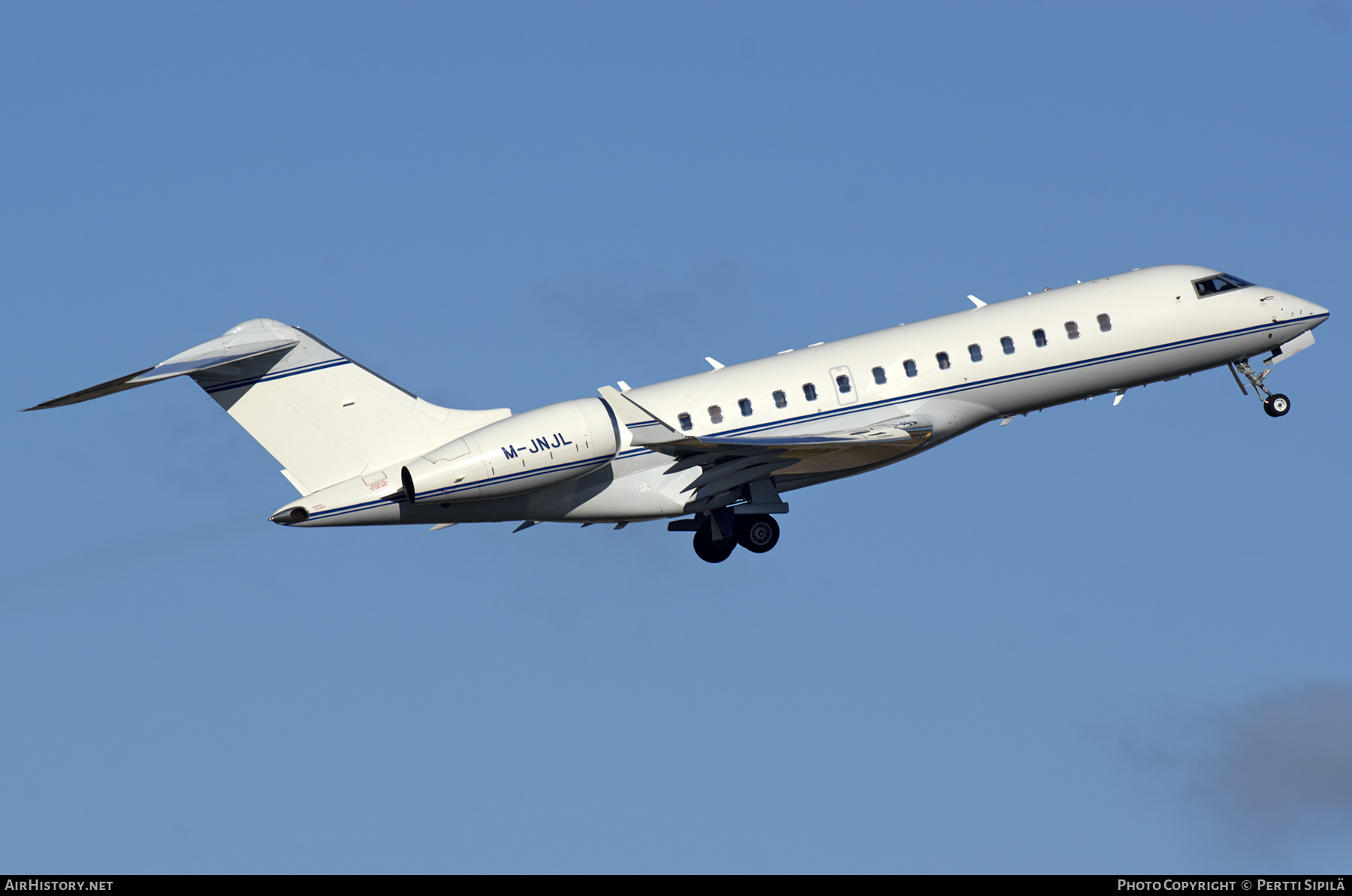 Aircraft Photo of M-JNJL | Bombardier Global Express (BD-700-1A10) | AirHistory.net #312350