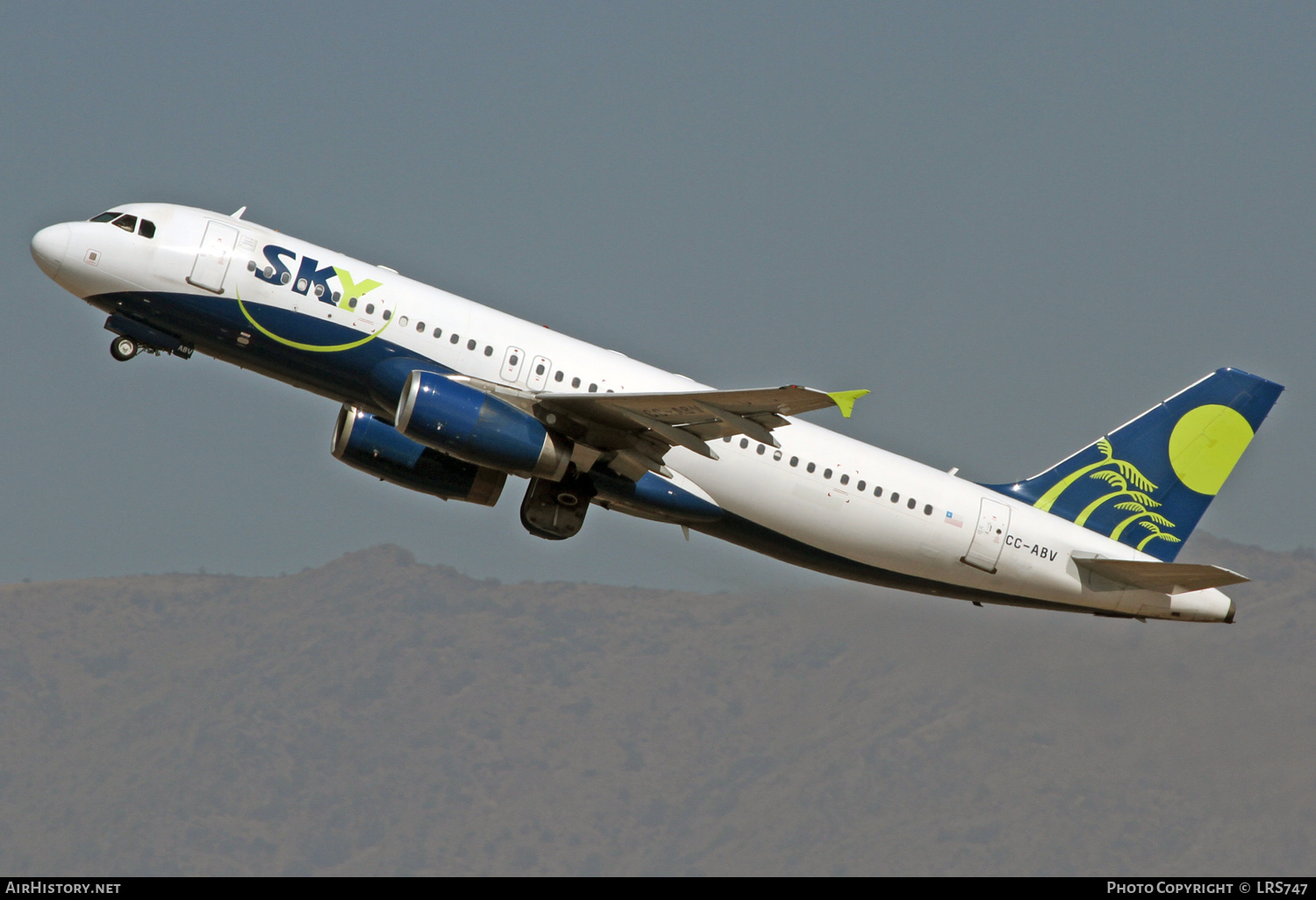 Aircraft Photo of CC-ABV | Airbus A320-233 | Sky Airline | AirHistory.net #312400