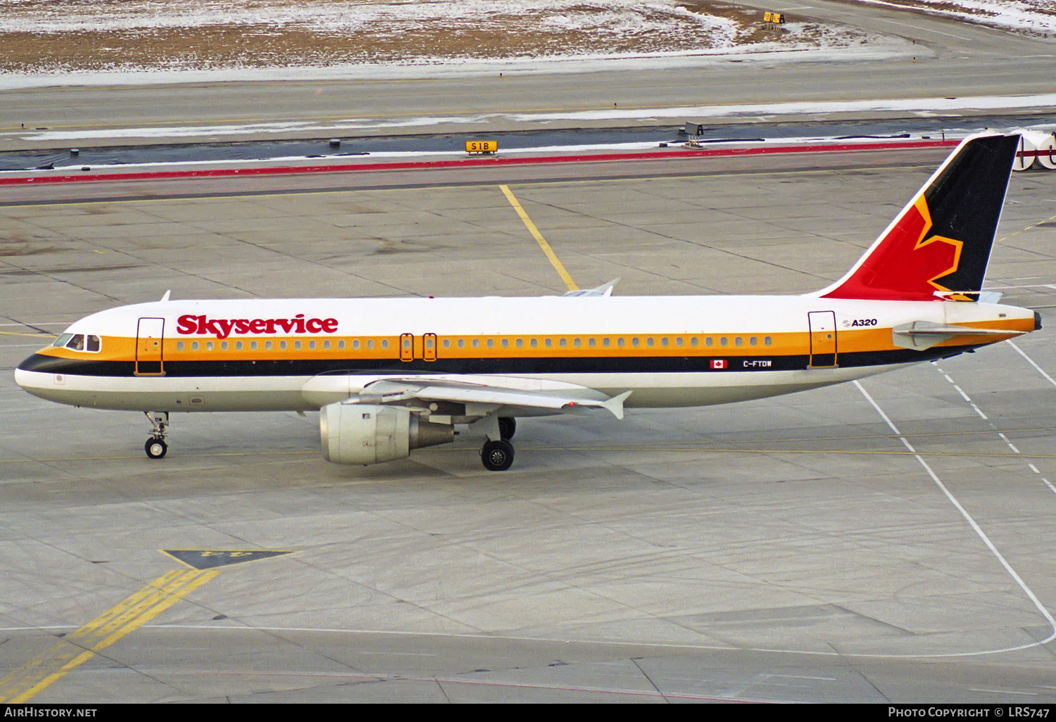 Aircraft Photo of C-FTDW | Airbus A320-212 | Skyservice Airlines | AirHistory.net #313306