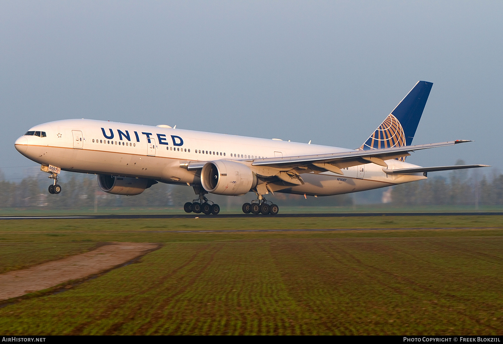 Aircraft Photo of N74007 | Boeing 777-224/ER | United Airlines | AirHistory.net #313647