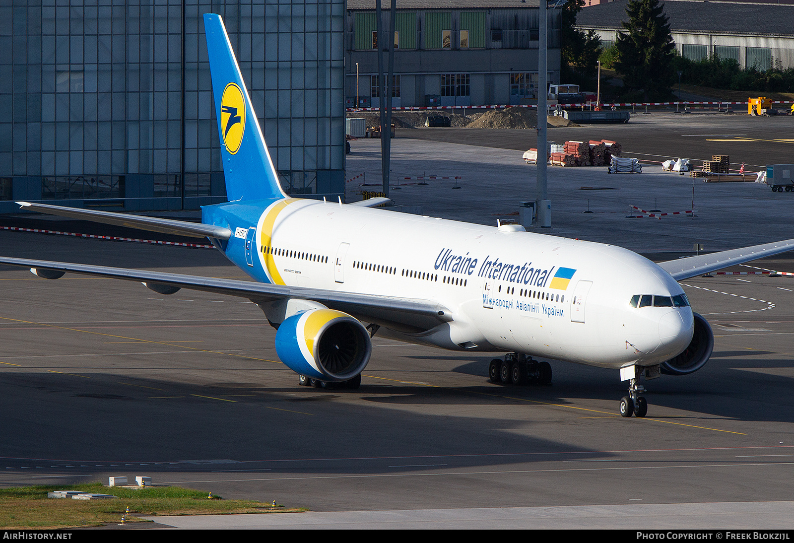 Aircraft Photo of 2-AERC | Boeing 777-28E/ER | Ukraine International Airlines | AirHistory.net #314572