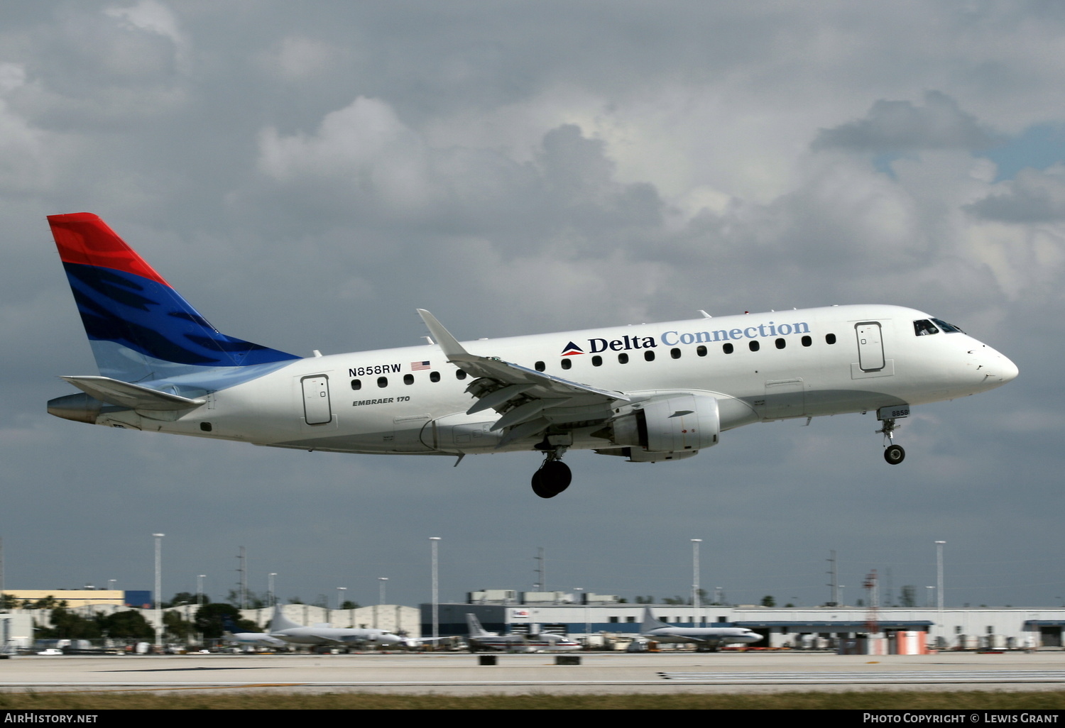 Aircraft Photo of N858RW | Embraer 170SE (ERJ-170-100SE) | Delta Connection | AirHistory.net #314897