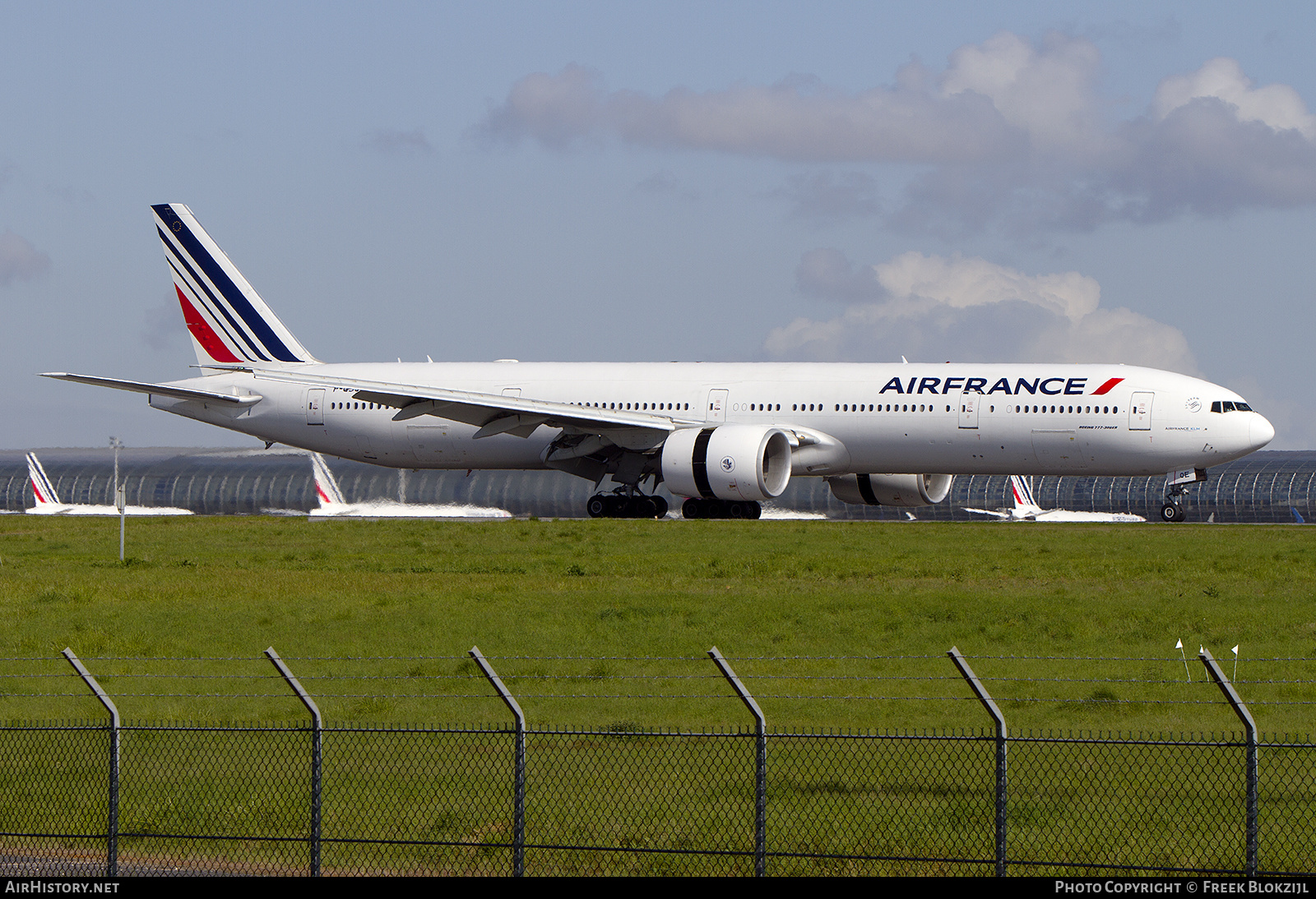 Aircraft Photo of F-GSQE | Boeing 777-328/ER | Air France | AirHistory.net #314906