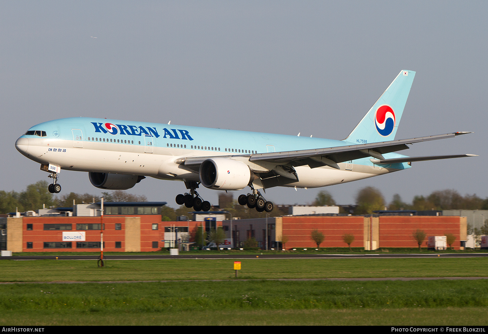 Aircraft Photo of HL7598 | Boeing 777-2B5/ER | Korean Air | AirHistory.net #316082