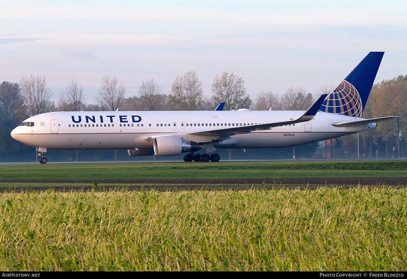 Aircraft Photo of N670UA | Boeing 767-322/ER | United Airlines | AirHistory.net #317160