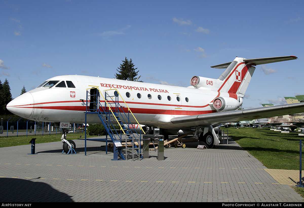 Aircraft Photo of 045 | Yakovlev Yak-40 | Poland - Air Force | AirHistory.net #317587