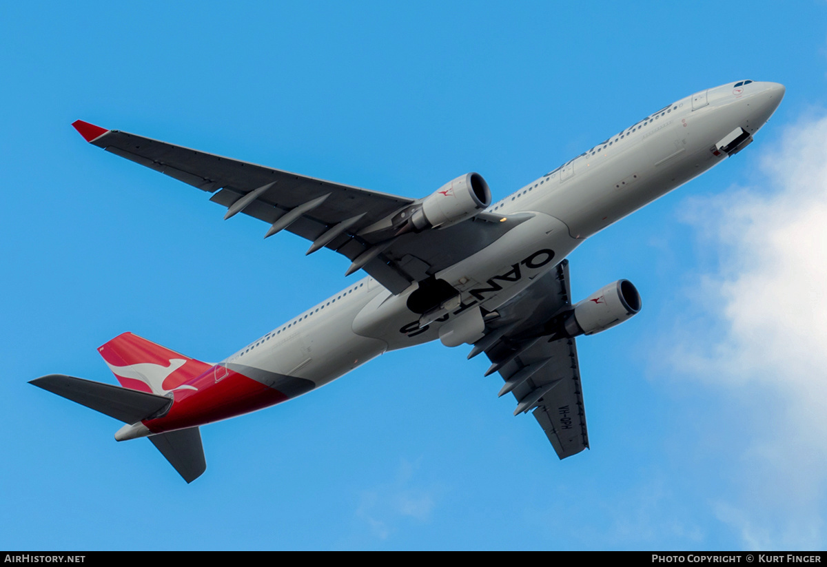 Aircraft Photo of VH-QPH | Airbus A330-303 | Qantas | AirHistory.net #317933