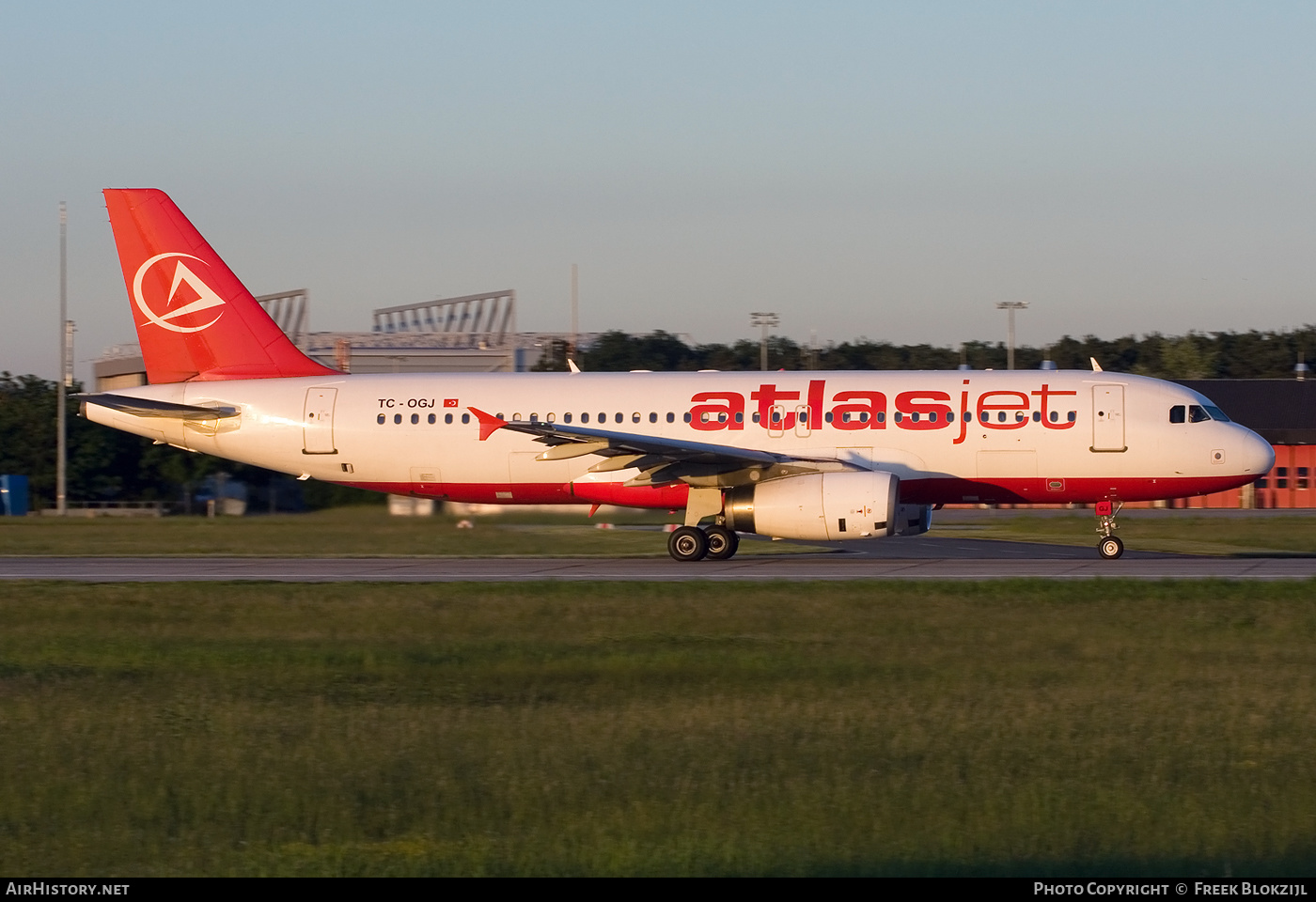 Aircraft Photo of TC-OGJ | Airbus A320-232 | Atlasjet Airlines | AirHistory.net #318343