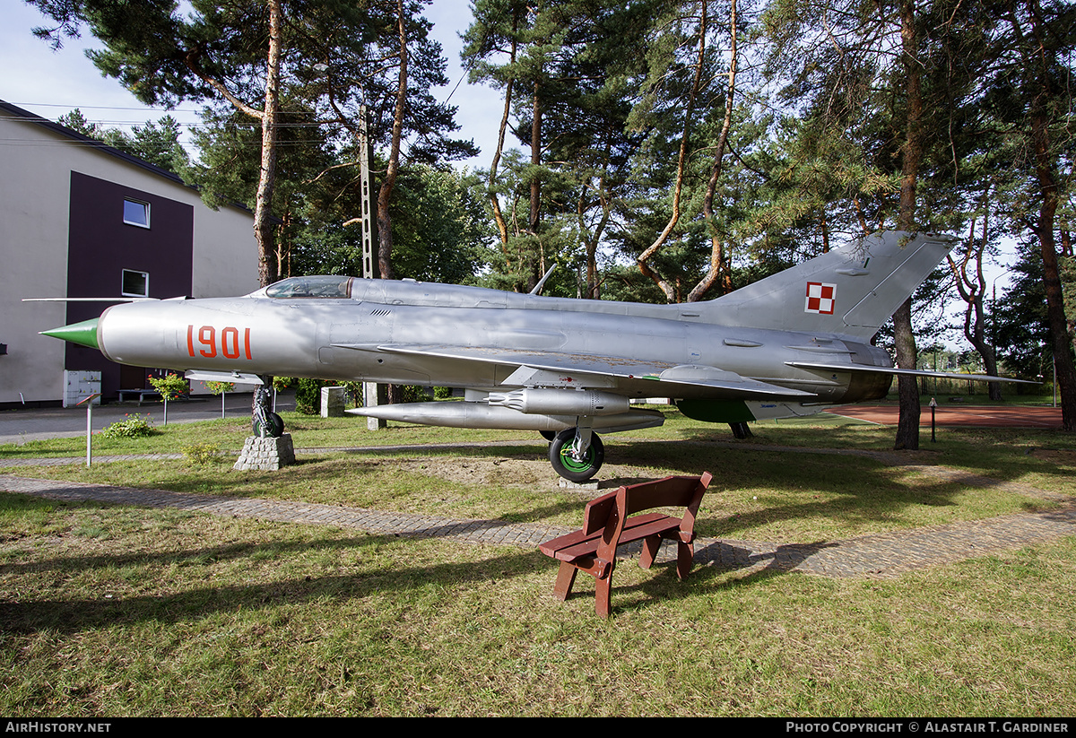 Aircraft Photo of 1901 | Mikoyan-Gurevich MiG-21PF | Poland - Air Force | AirHistory.net #318665