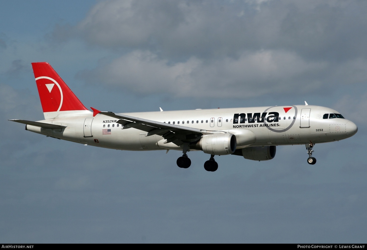 Aircraft Photo of N352NW | Airbus A320-212 | Northwest Airlines | AirHistory.net #319679